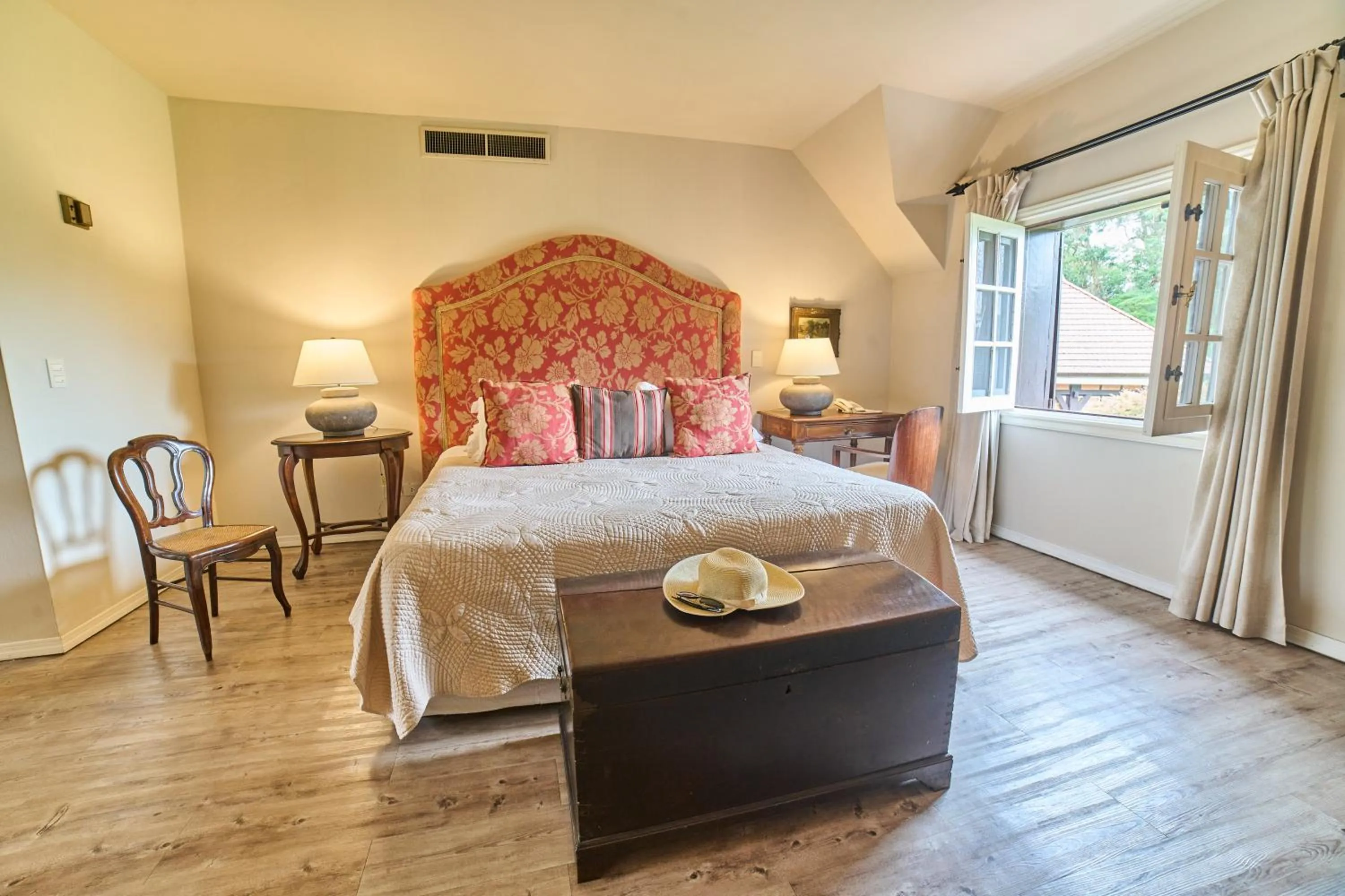 Bedroom, Bed in Hotel L'Auberge