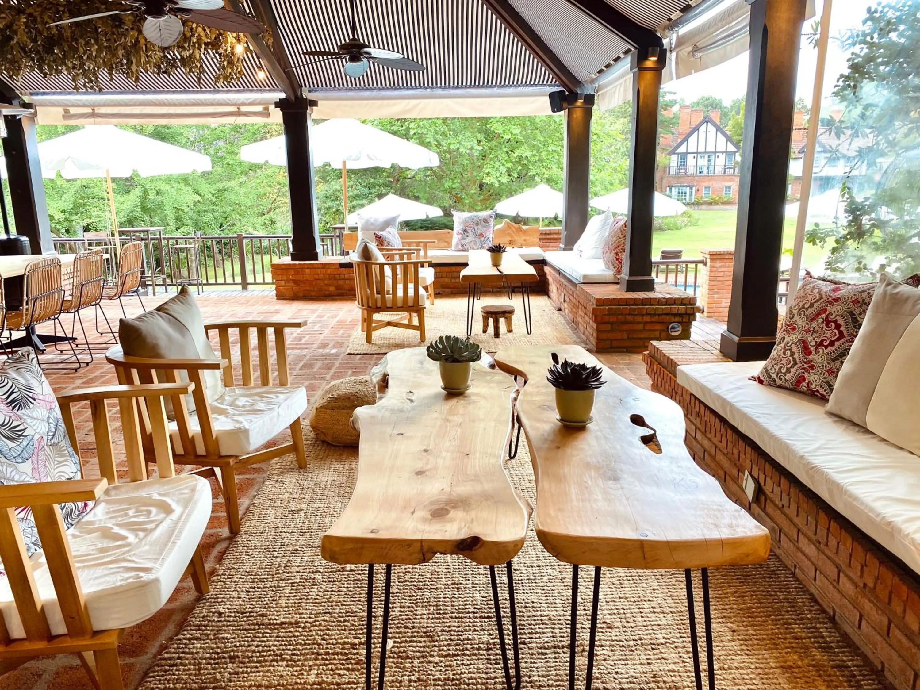 Restaurant/places to eat in Hotel L'Auberge