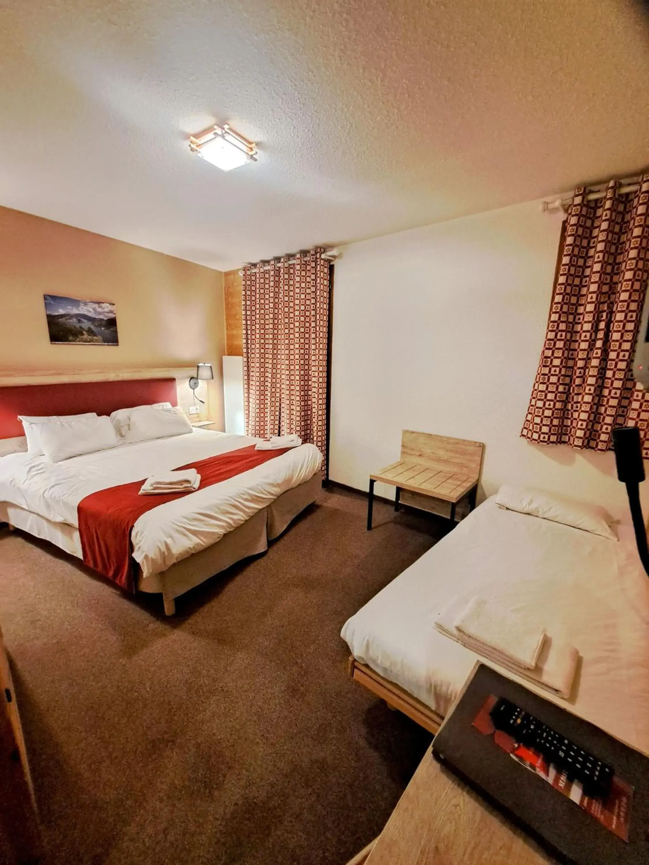 Triple Room with Mountain View in Hôtel Espace Montclar Triple Room with Mountain View in Hôtel Espace Montclar