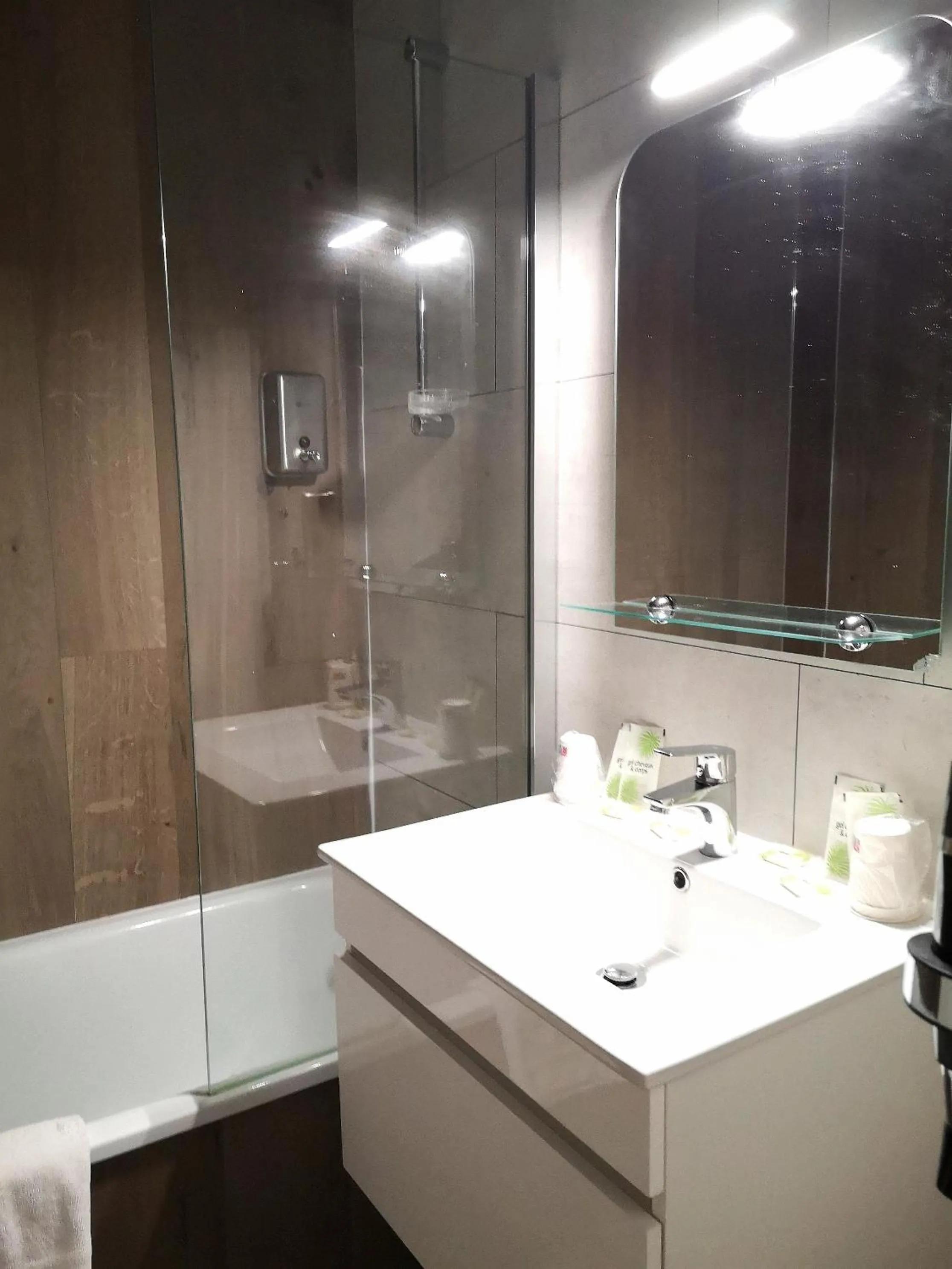 Bathroom in Hôtel Espace Montclar