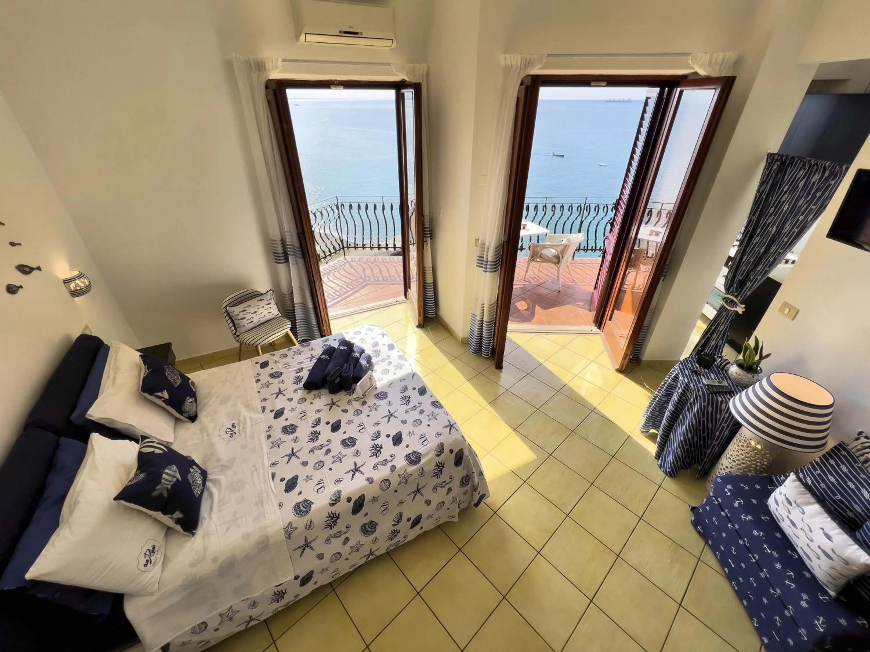 Bed in Due Relais - Panoramic Sea View Suites