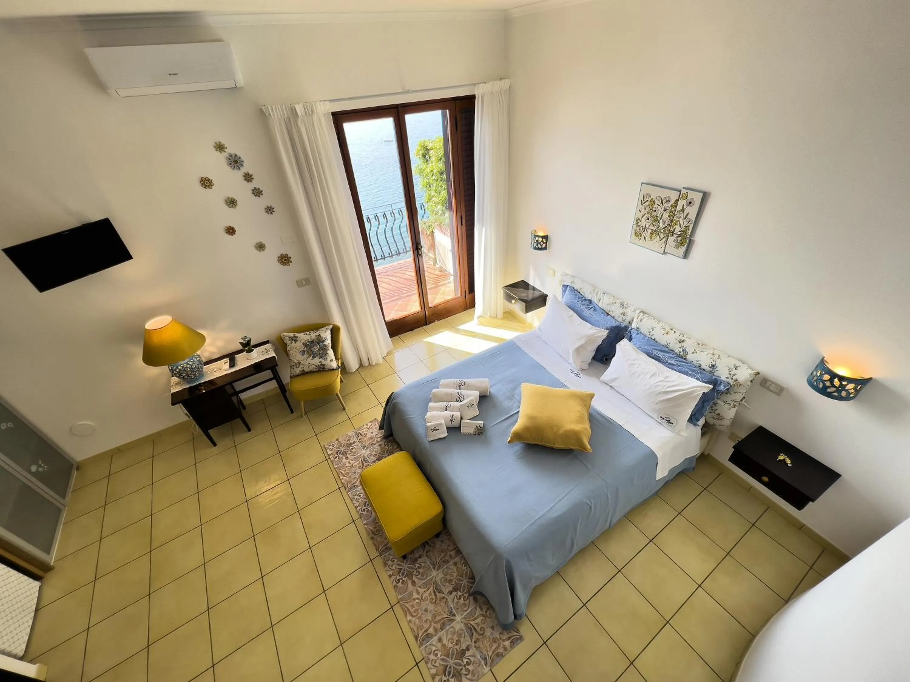 Photo of the whole room, Bed in Due Relais - Panoramic Sea View Suites