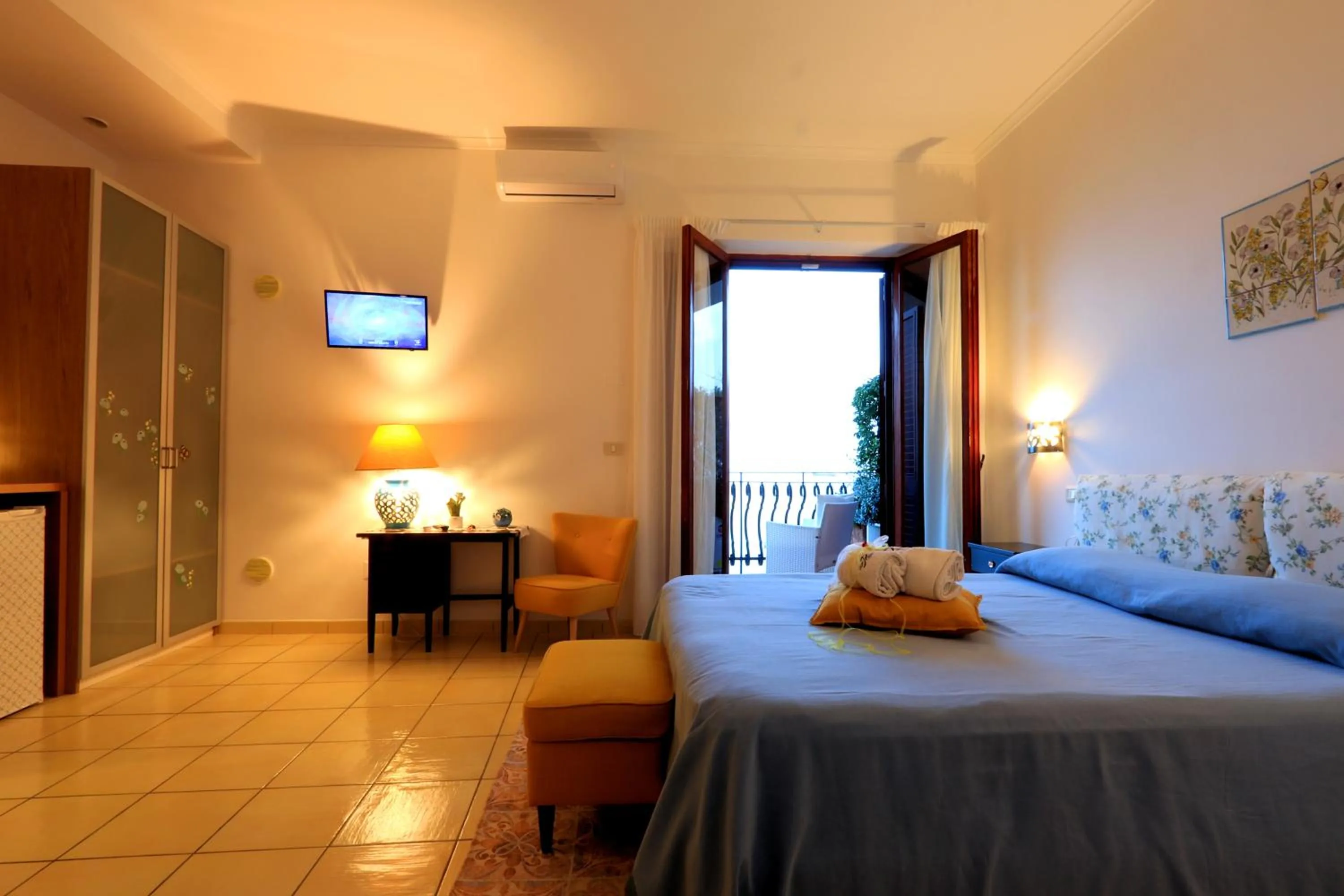 Bed in Due Relais - Panoramic Sea View Suites