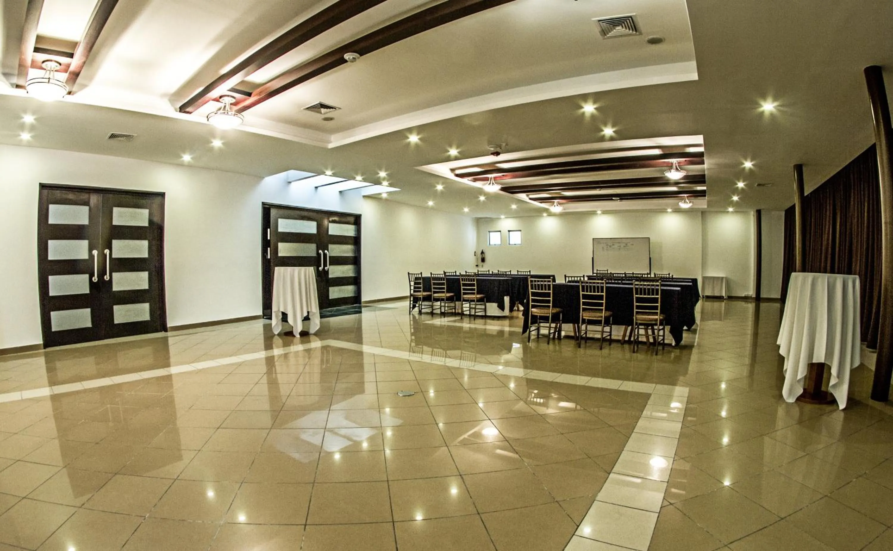 Restaurant/places to eat in Embassy Quito