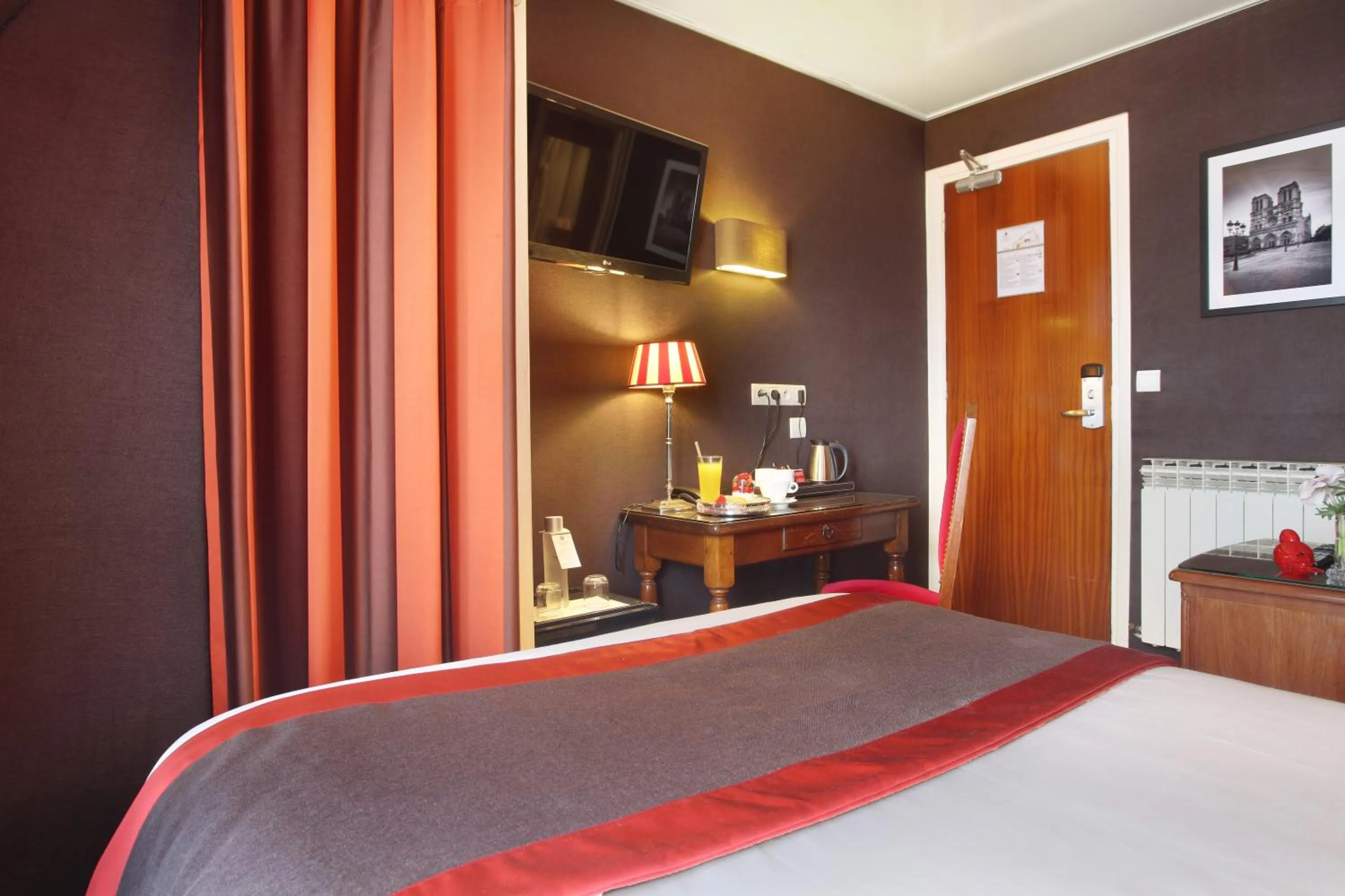 TV and multimedia, Bed in Hotel Trianon Rive Gauche