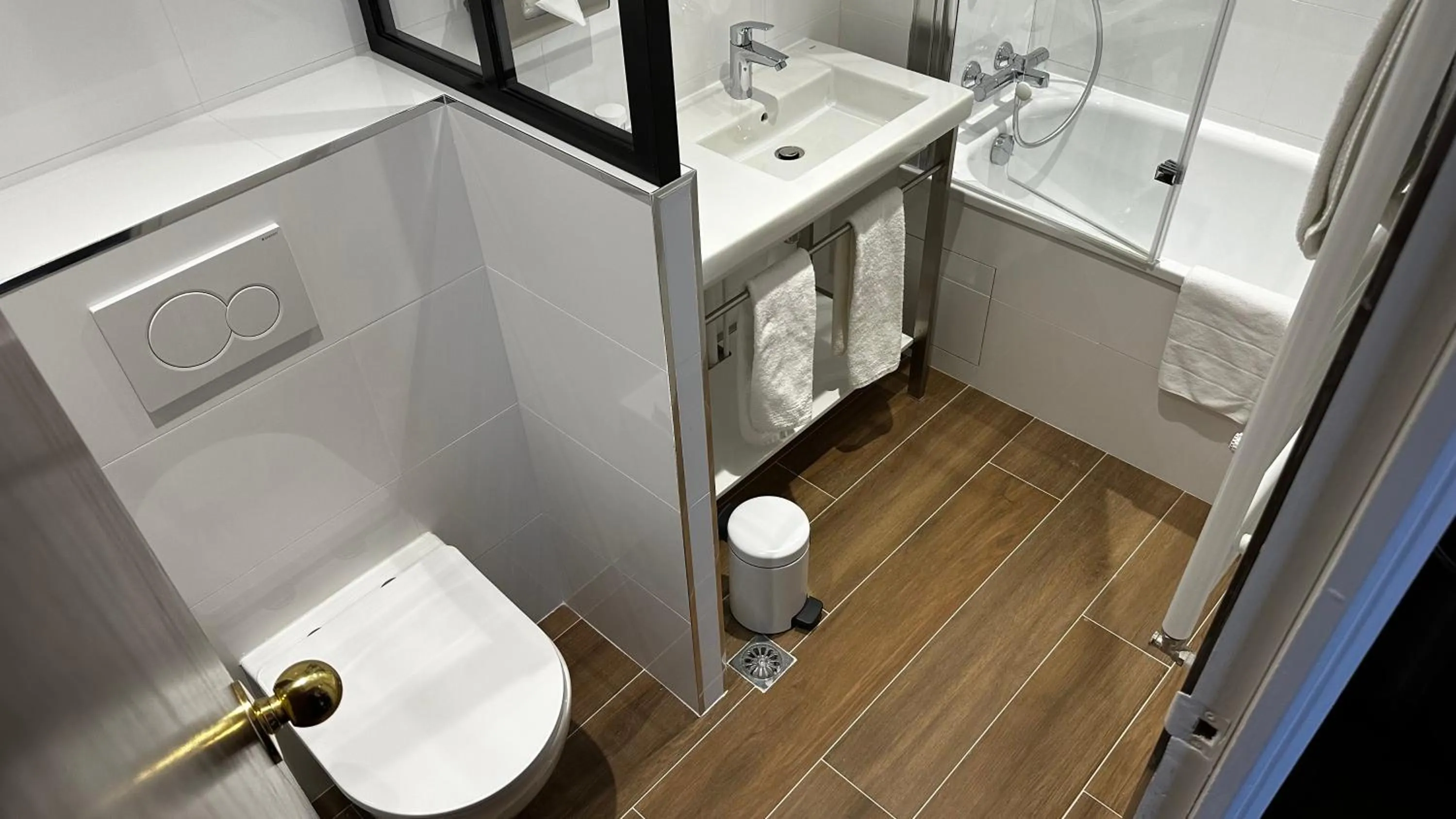 Toilet in Hotel Trianon Rive Gauche