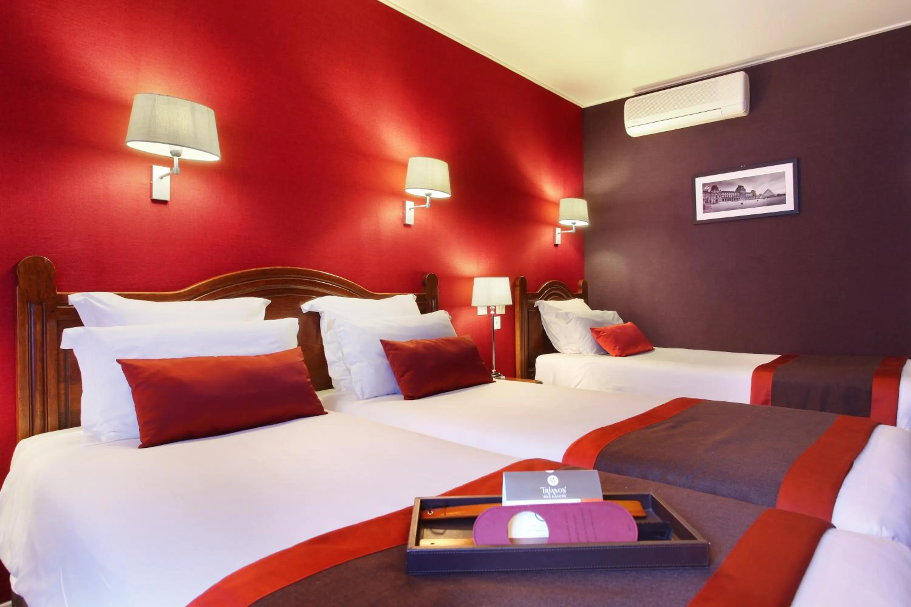 Bed in Hotel Trianon Rive Gauche