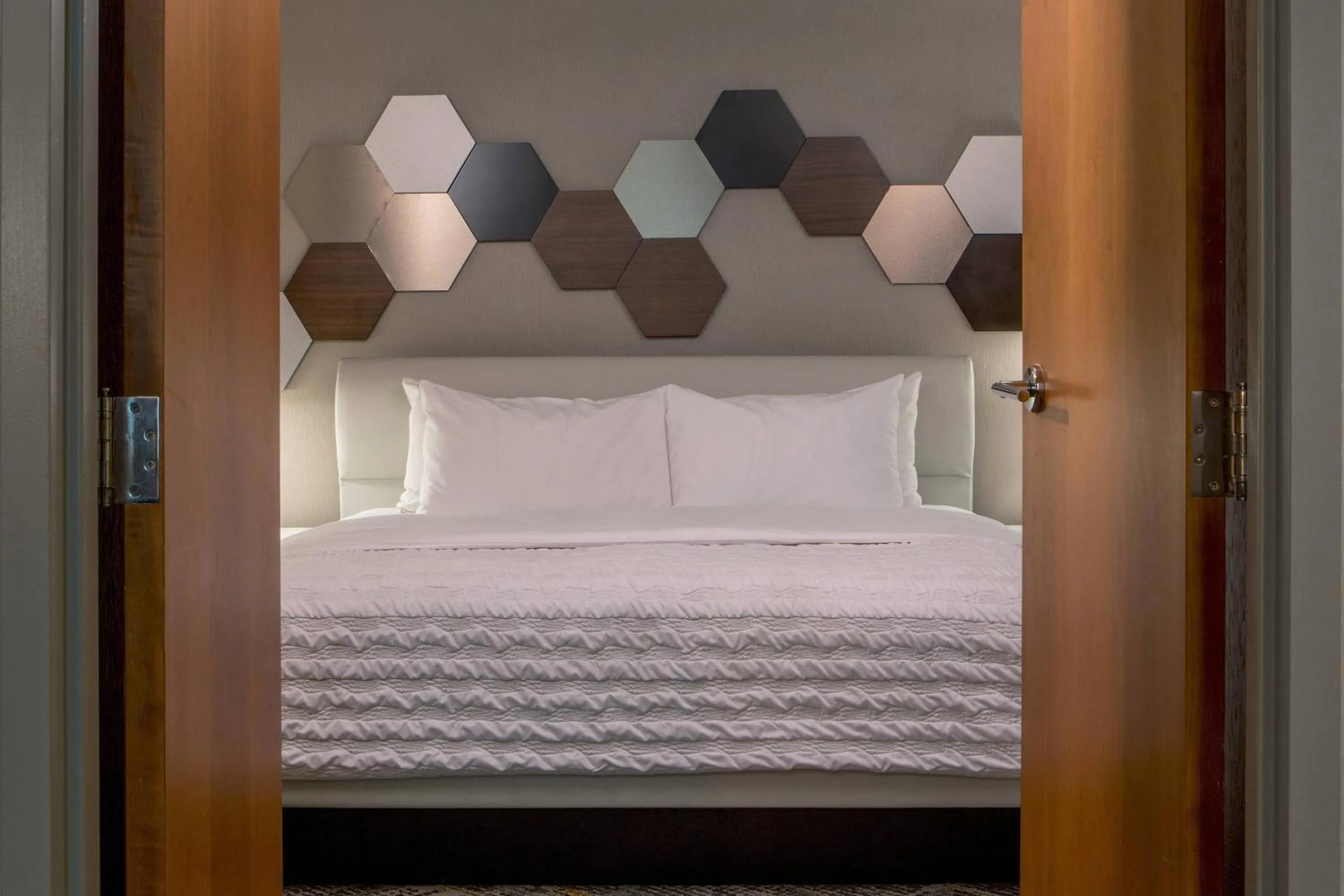 Photo of the whole room, Bed in Le Meridien Boston Cambridge