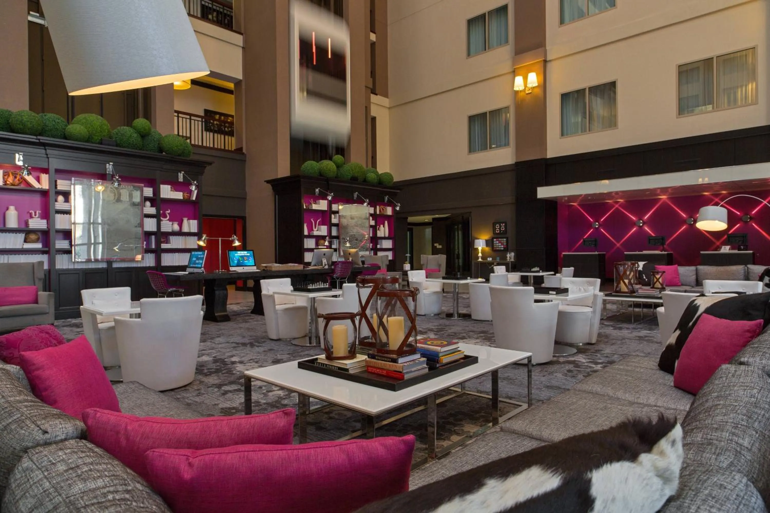 Lobby or reception in Le Meridien Dallas by the Galleria