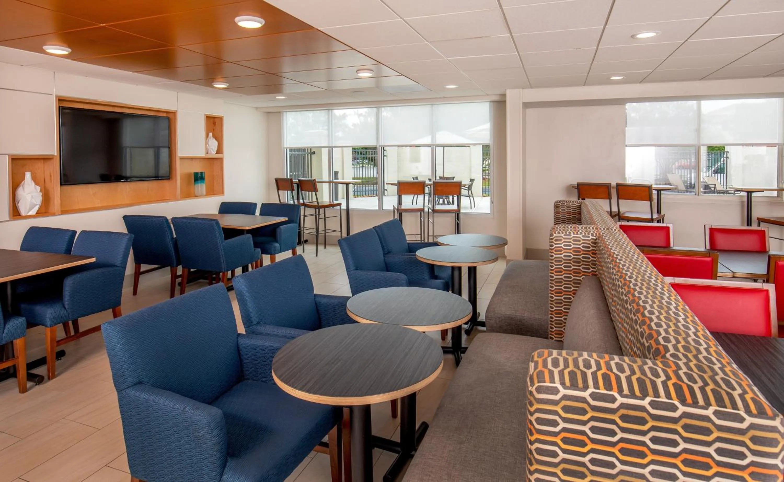 Breakfast in Holiday Inn Express Chesapeake - Norfolk by IHG