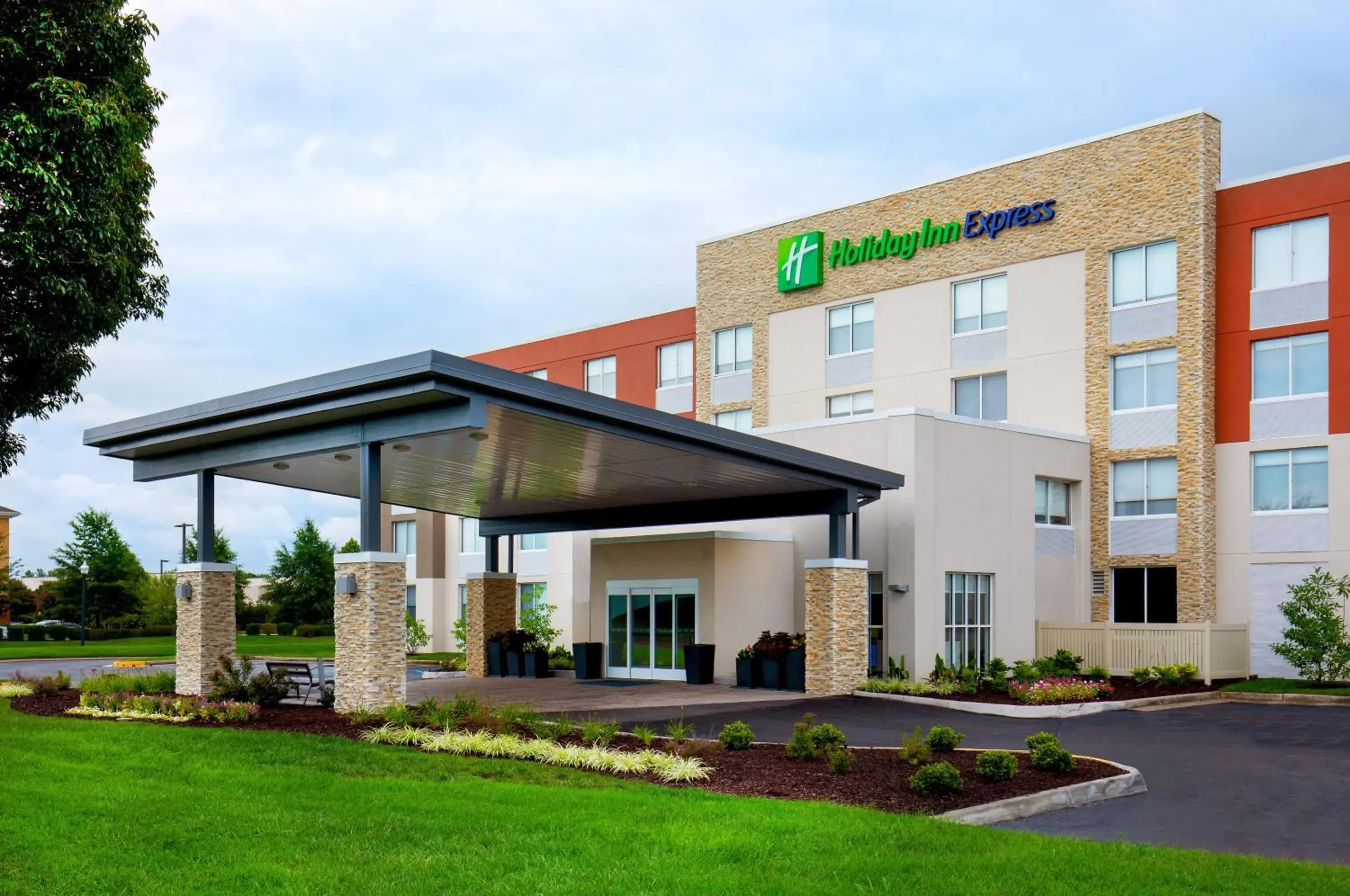 Property building in Holiday Inn Express Chesapeake - Norfolk by IHG Property building in Holiday Inn Express Chesapeake - Norfolk by IHG