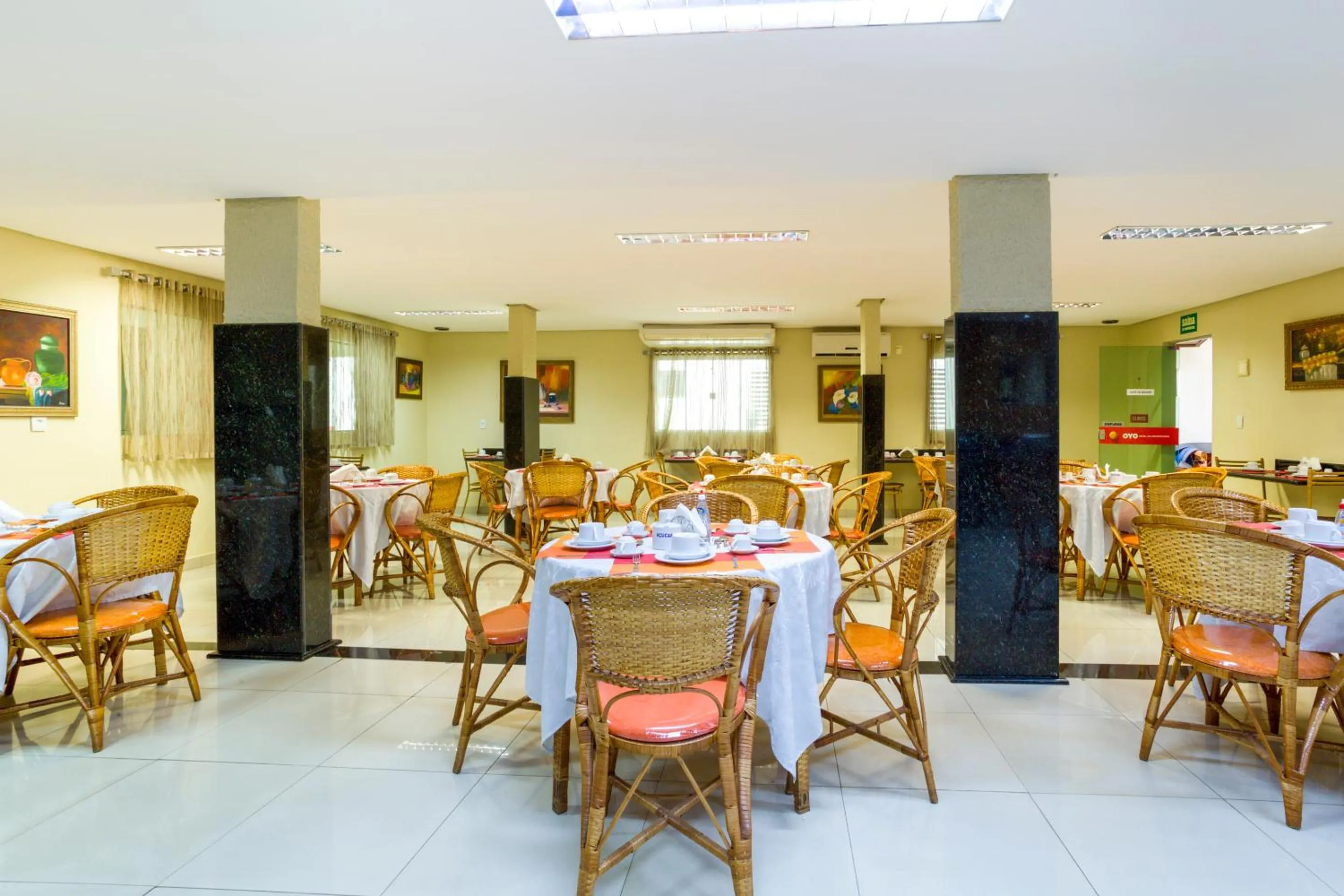 Restaurant/places to eat in OYO Hotel Via Universitária, Anápolis