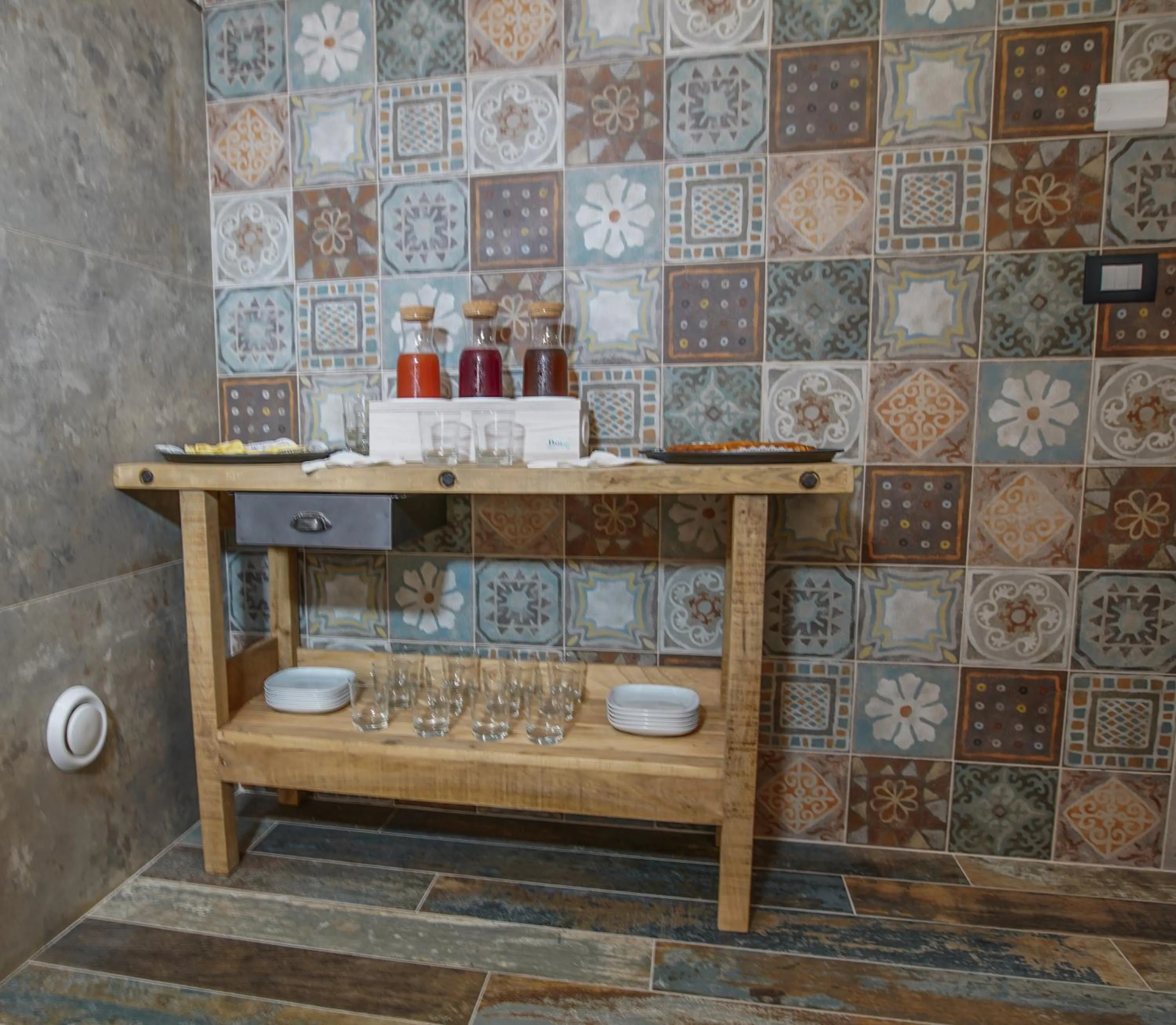 Dining area in Rosso Cortese