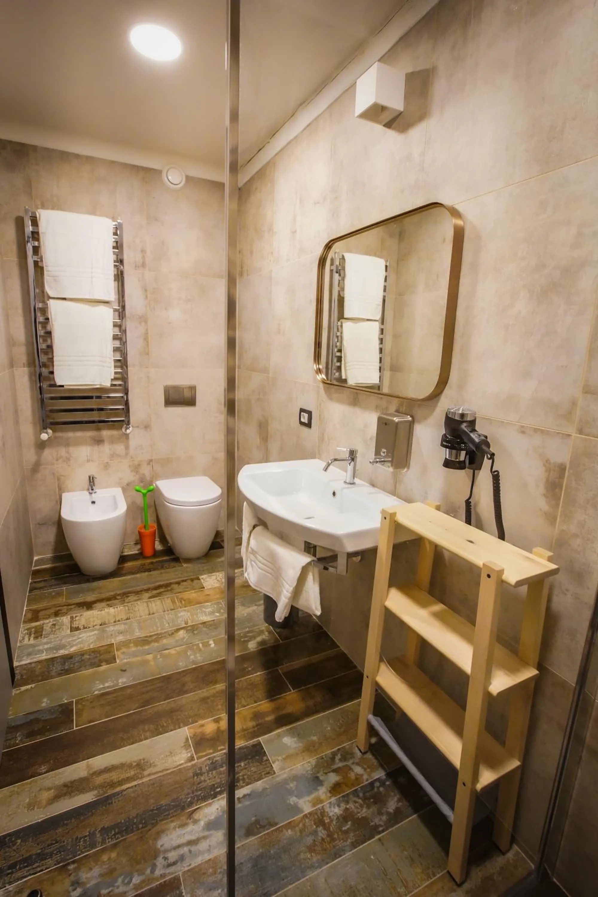 Bedroom in Rosso Cortese