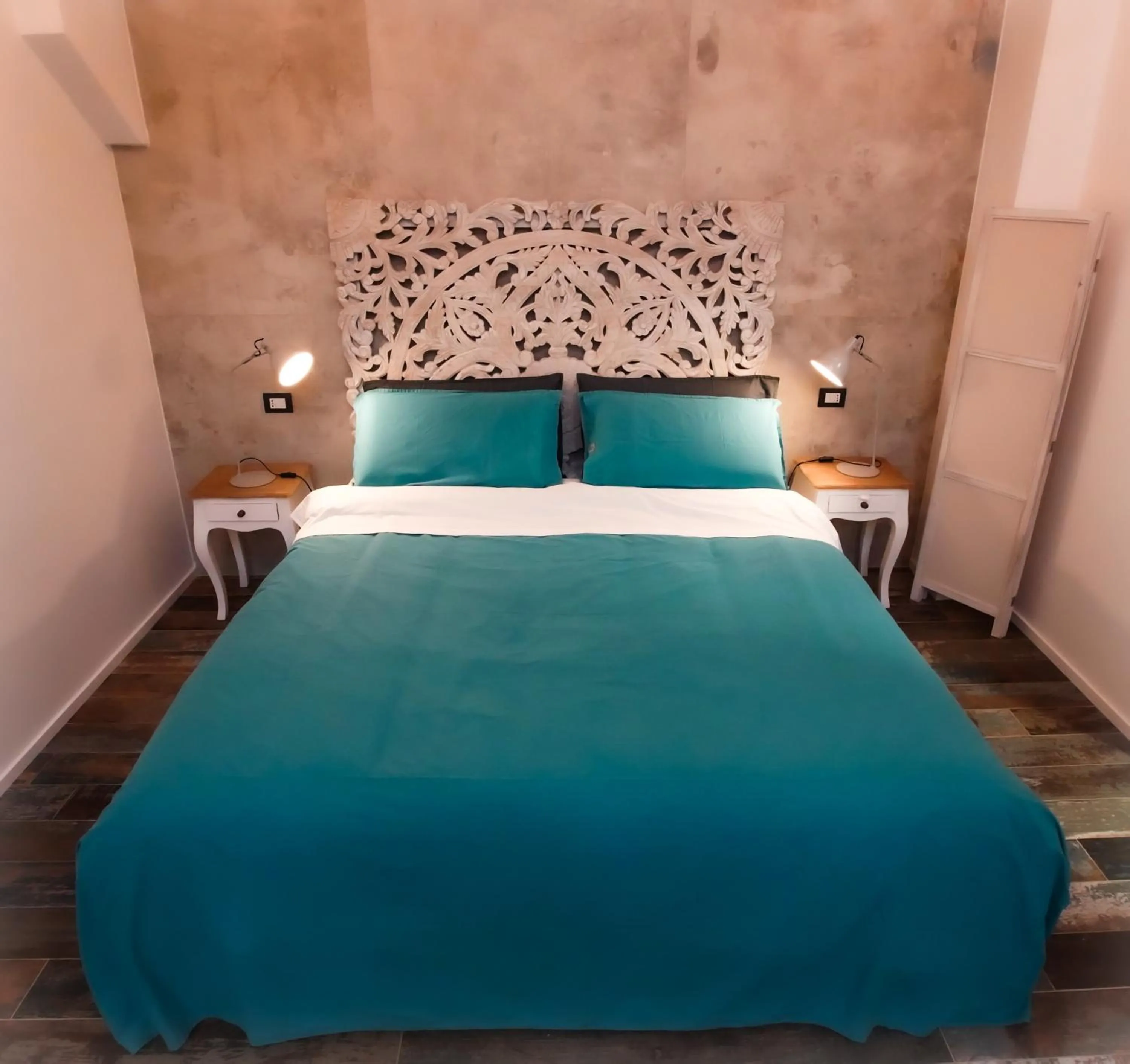 Bedroom, Bed in Rosso Cortese