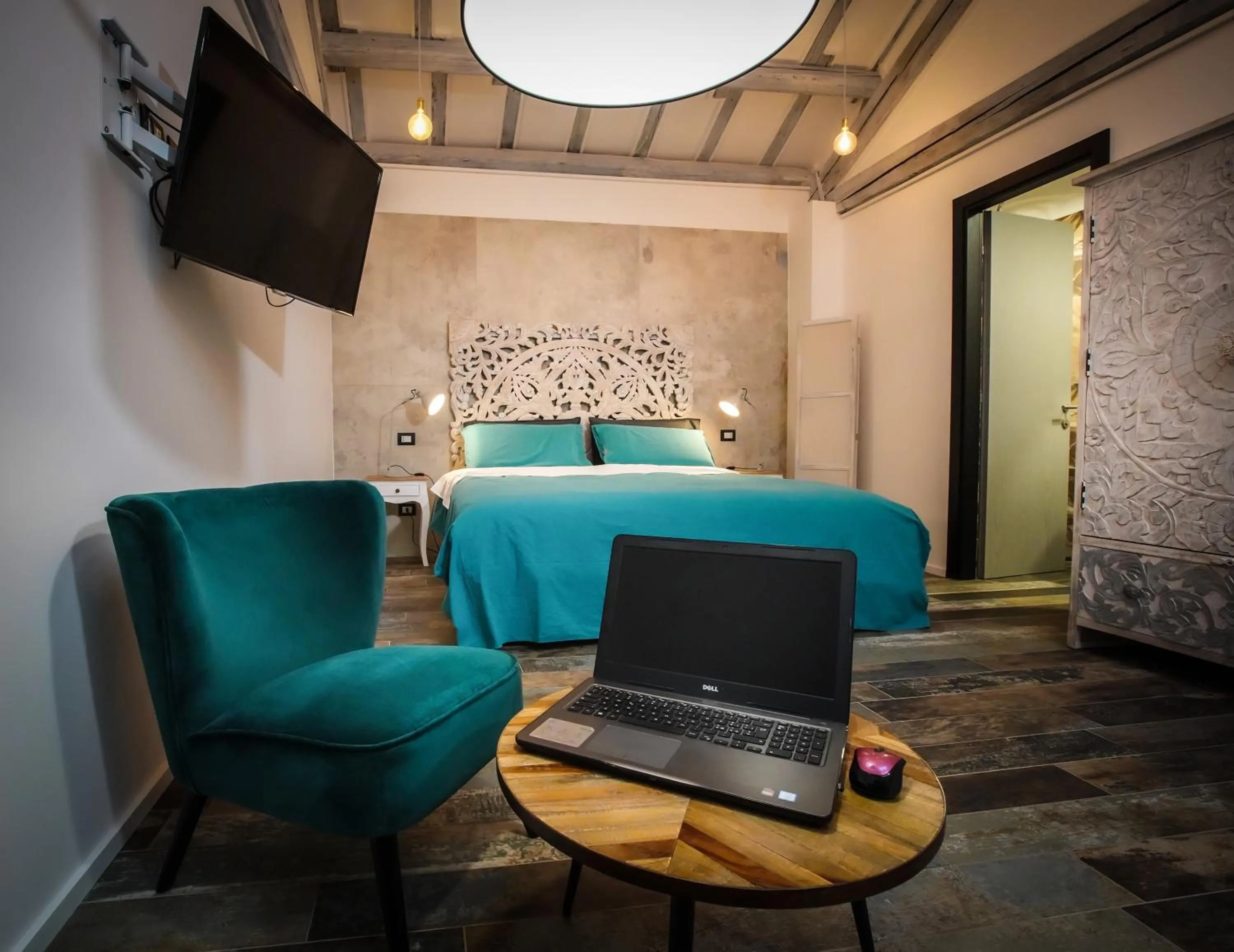 Bedroom in Rosso Cortese