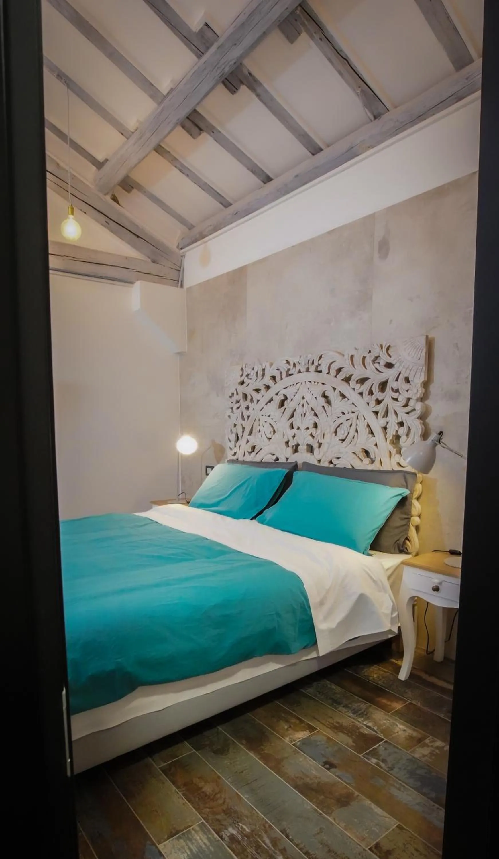 Bedroom, Bed in Rosso Cortese