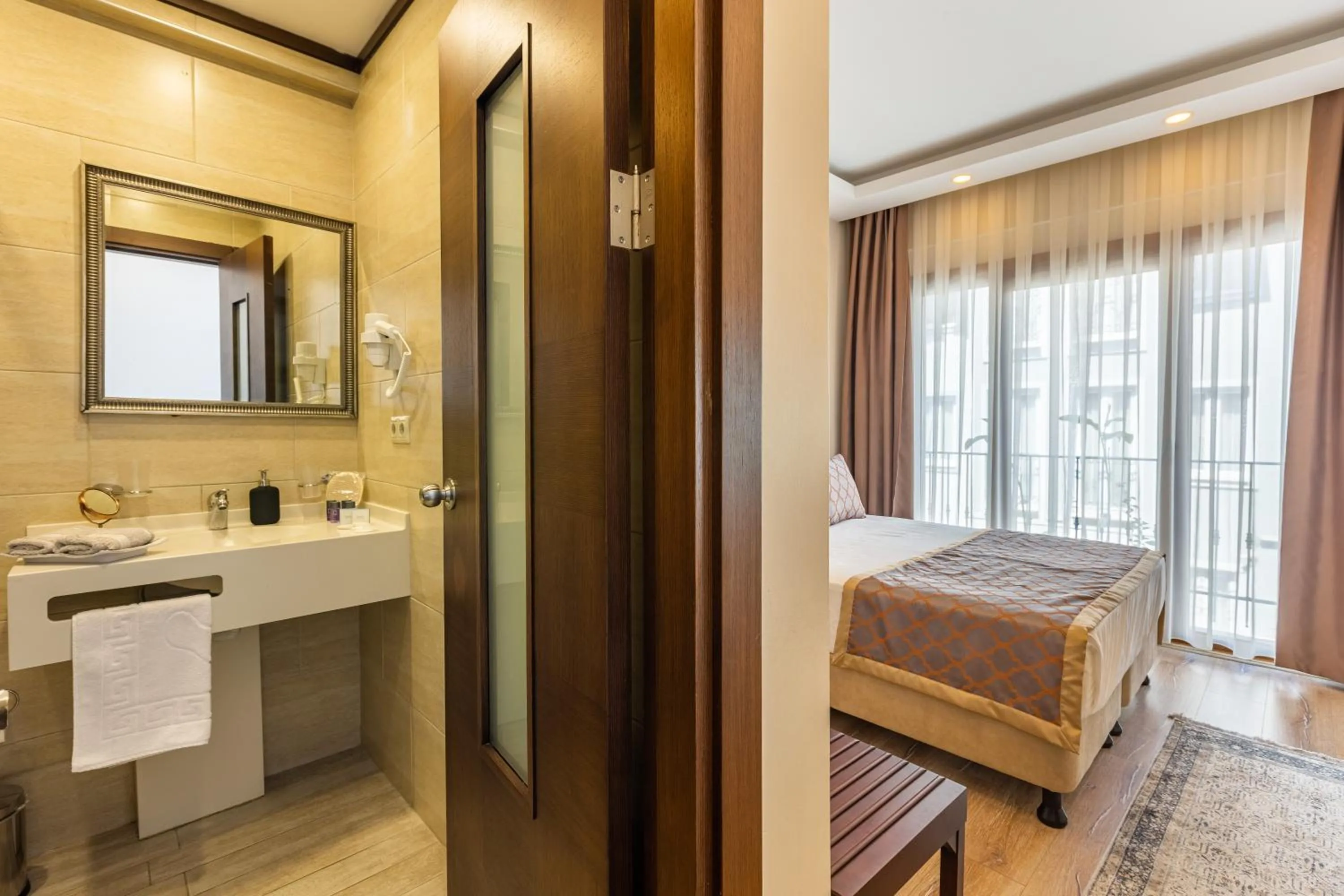 Bathroom, Bed in MENAR HOTEL&SUITES -Old City Sultanahmet