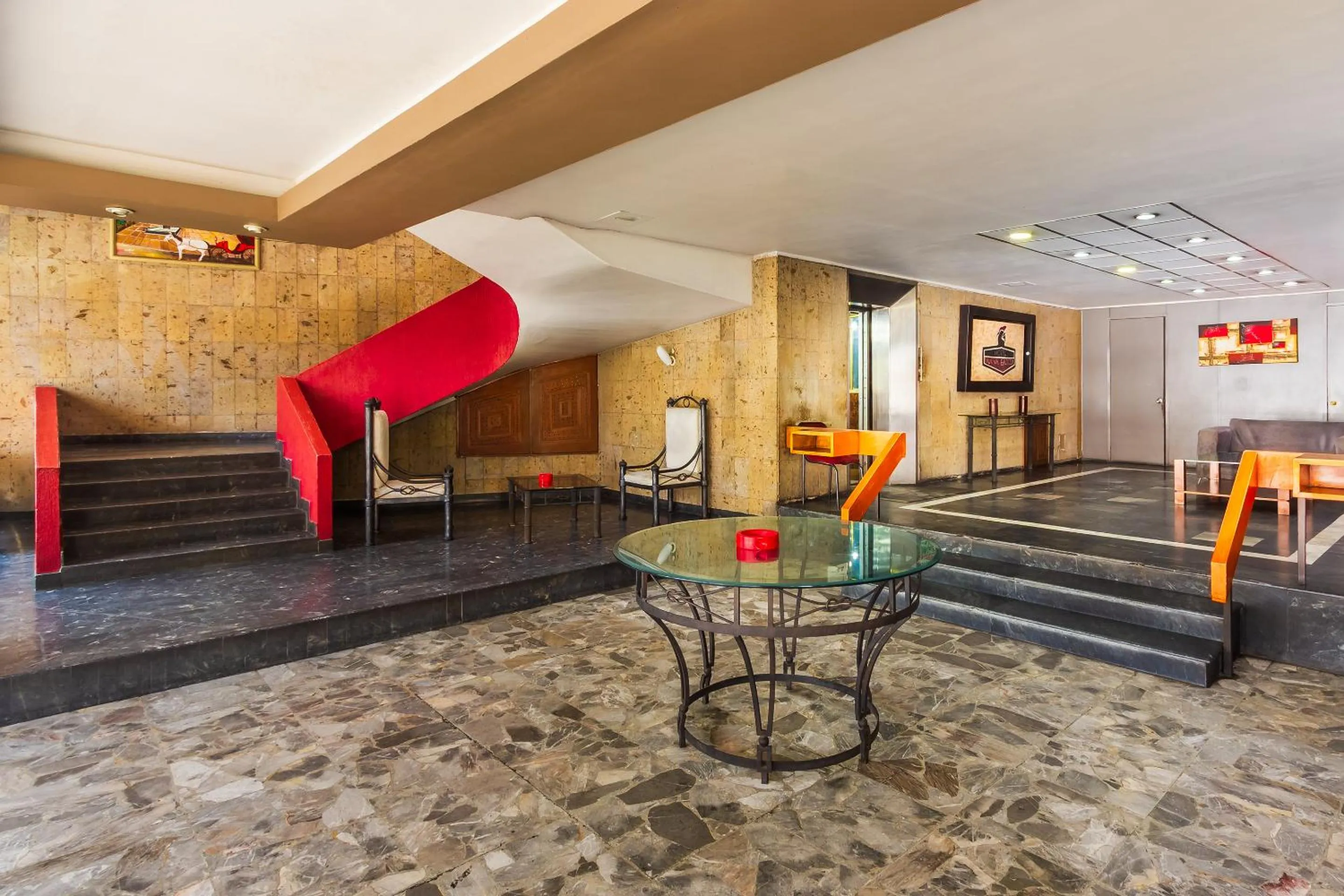 Lobby or reception in Capital O Nueva Galicia, Guadalajara centro downtown