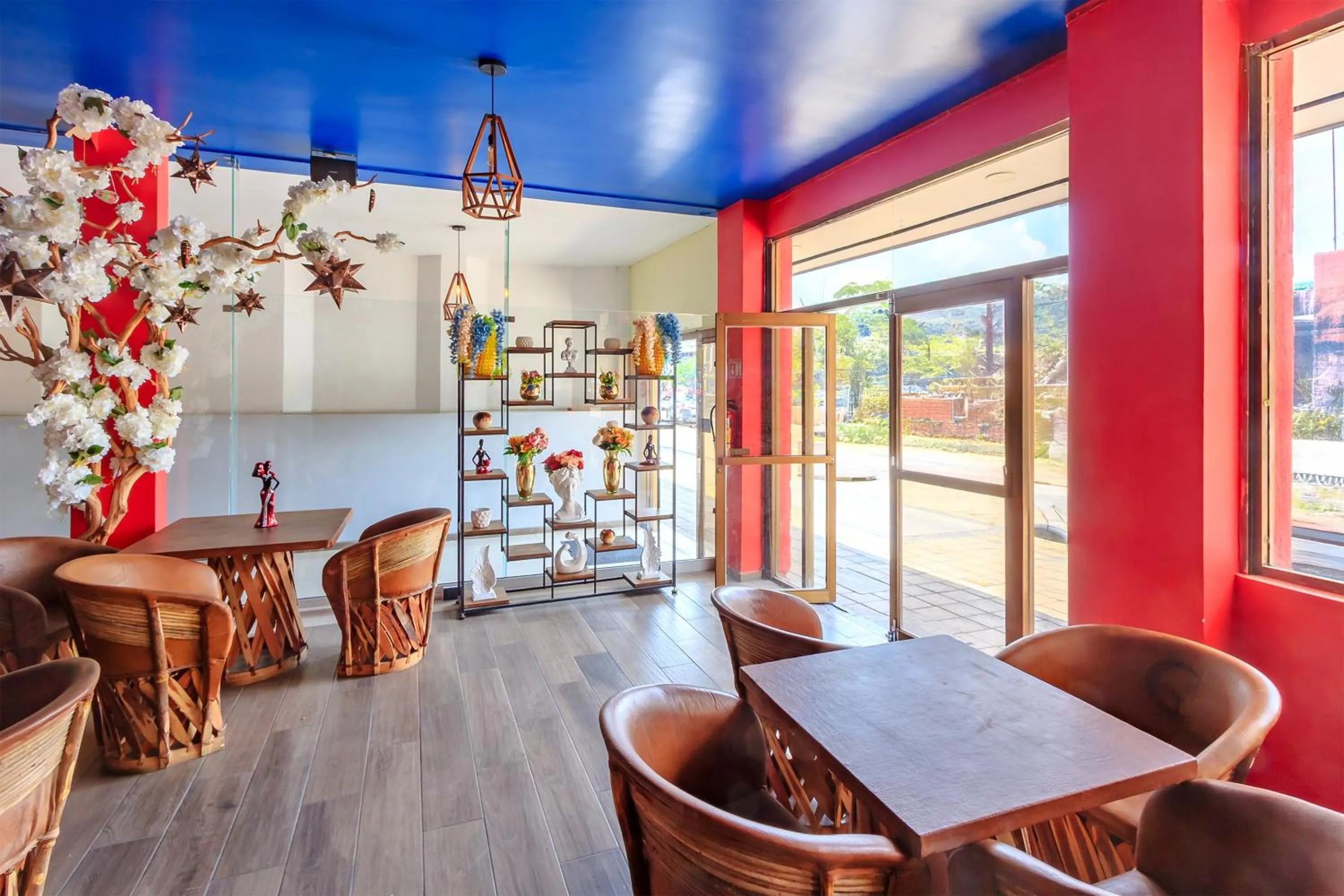 Restaurant/places to eat in OYO Hotel Colon Express