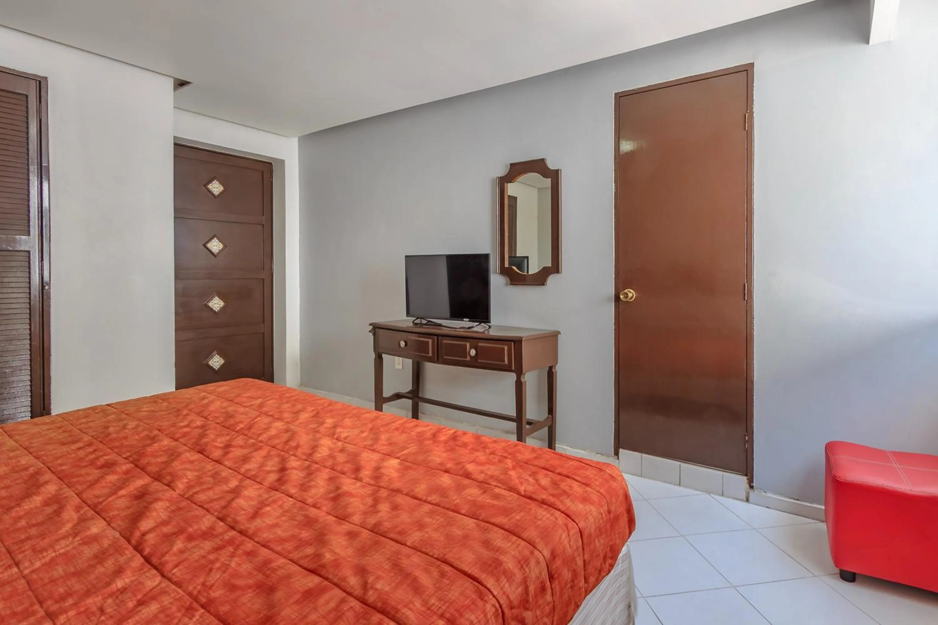 Bedroom, Bed in OYO Hotel Colon Express