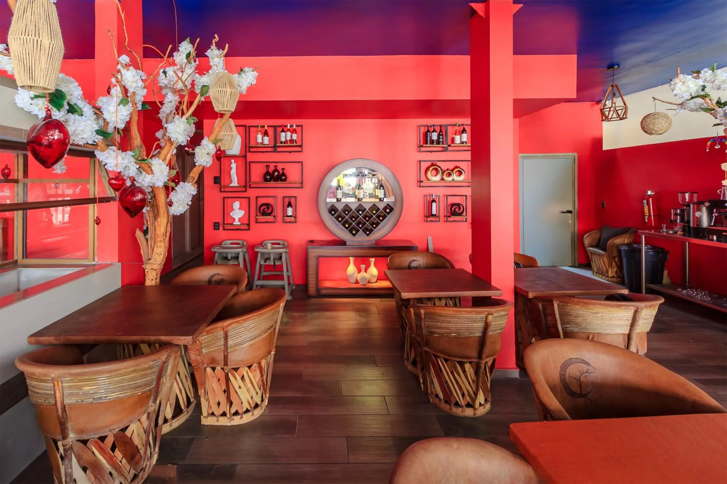 Restaurant/places to eat in OYO Hotel Colon Express