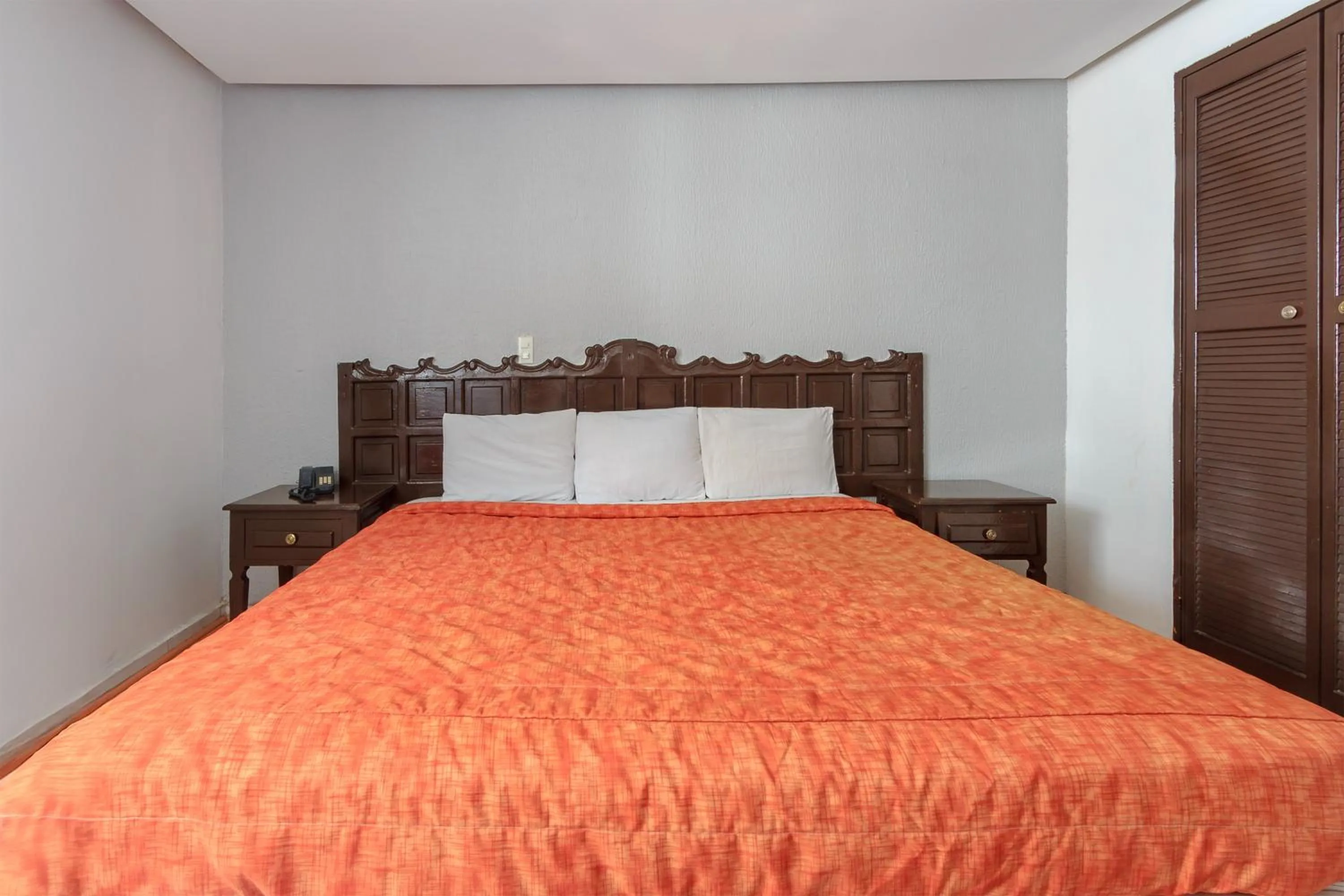 Bedroom, Bed in OYO Hotel Colon Express