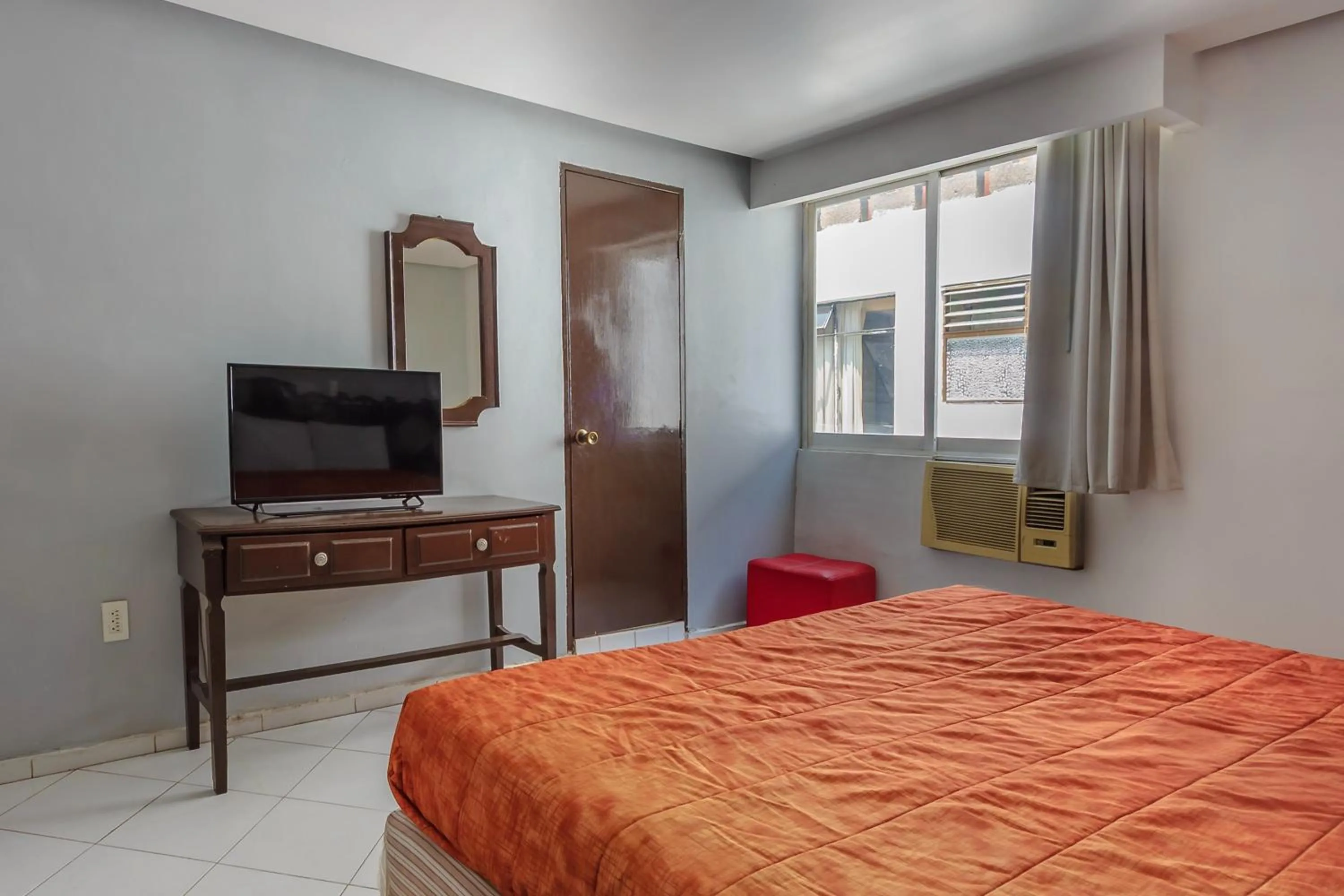 Bedroom, Bed in OYO Hotel Colon Express