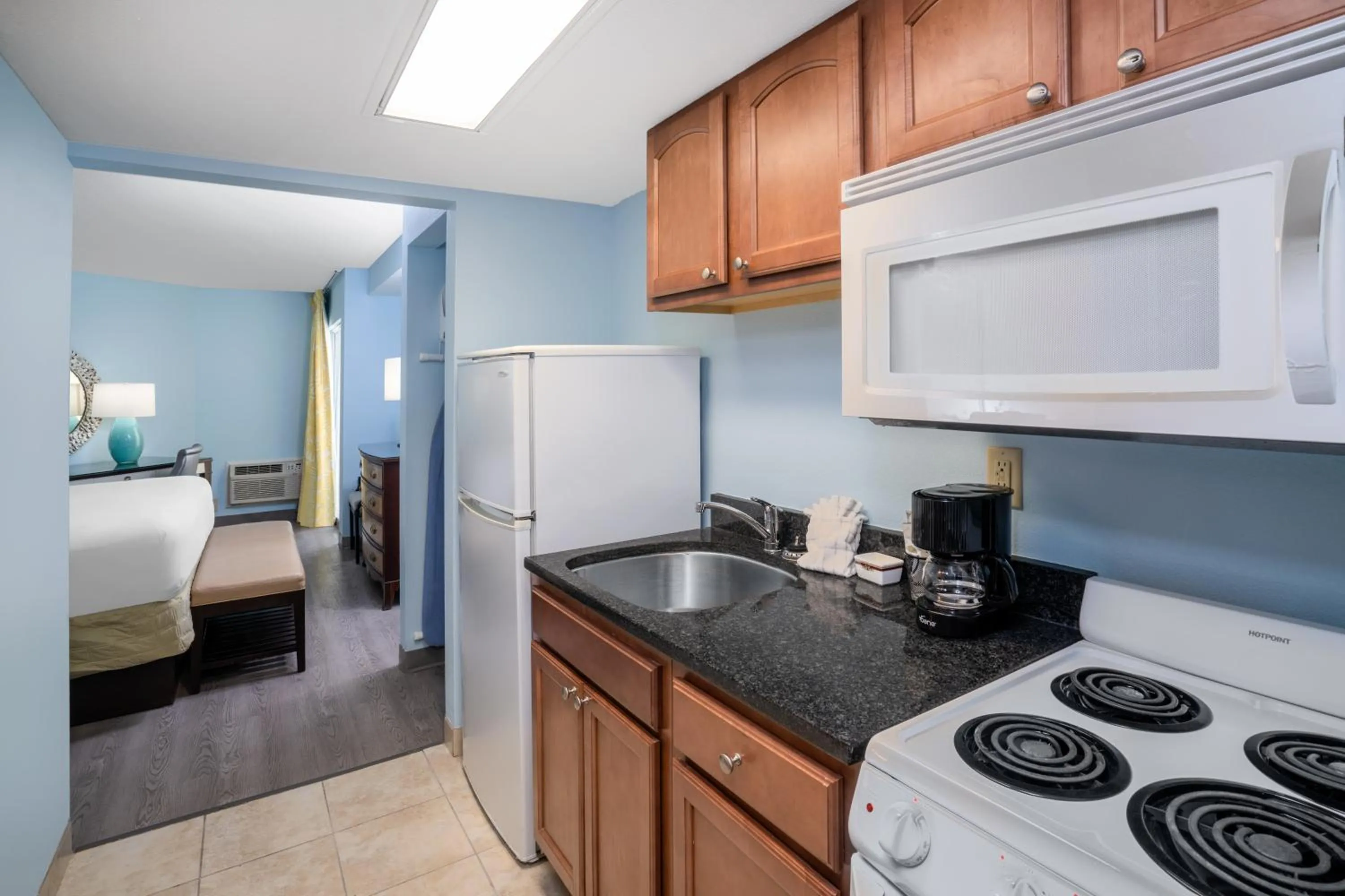 kitchen, Bed in Palette Resort Myrtle Beach