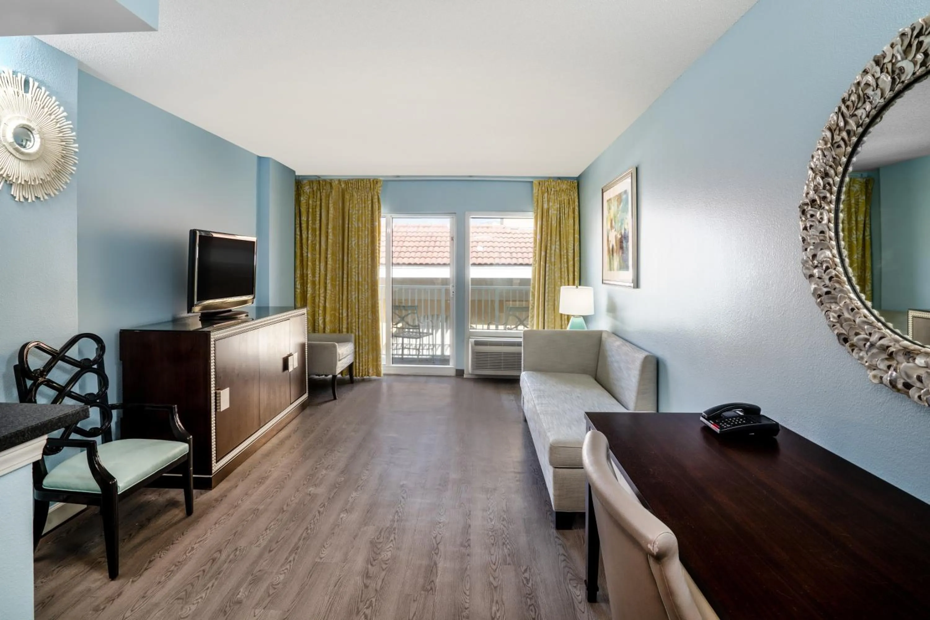 Living room, Bed in Palette Resort Myrtle Beach