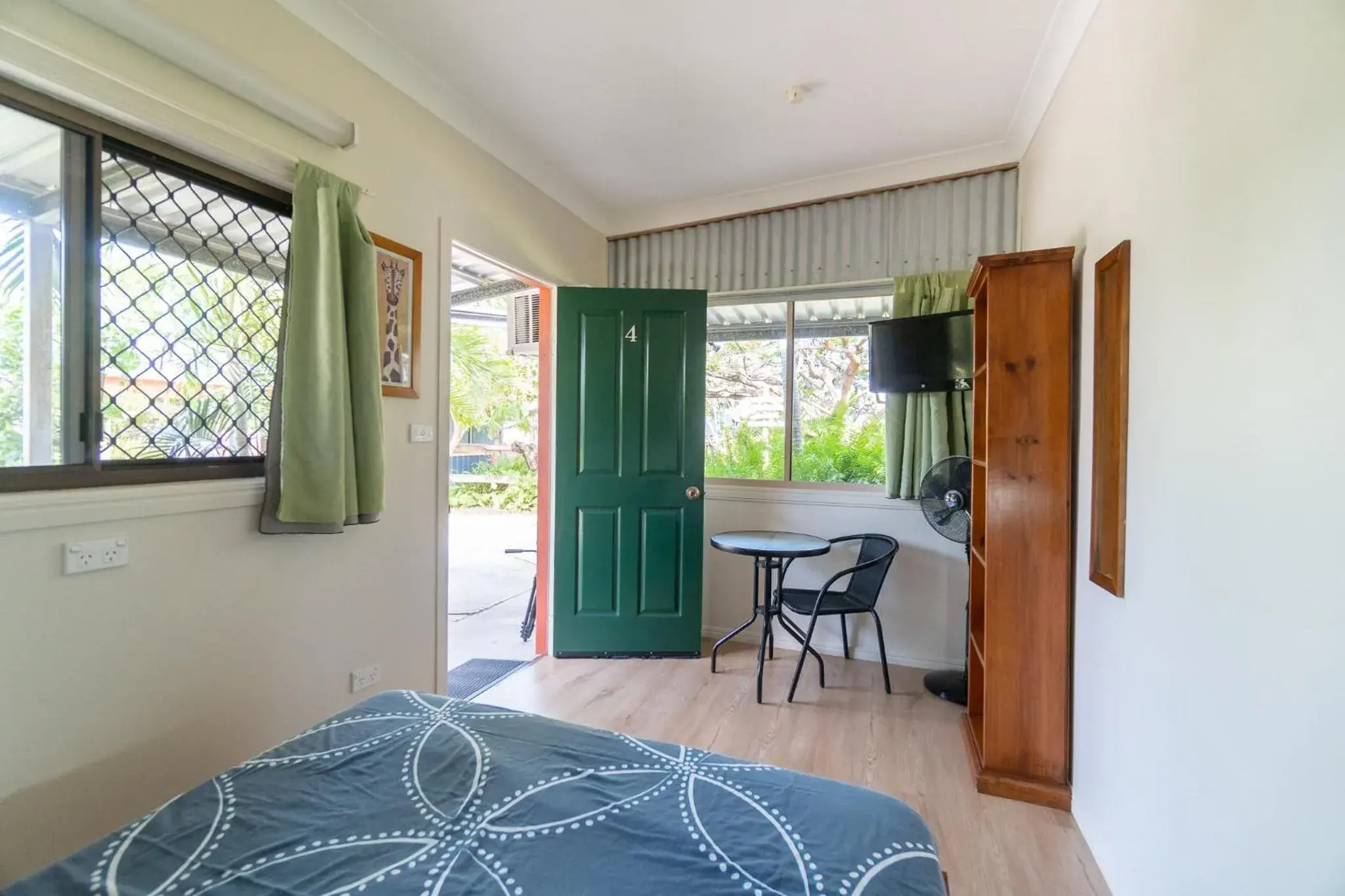 TV and multimedia, Bed in Woolshed Eco Lodge TV and multimedia, Bed in Woolshed Eco Lodge