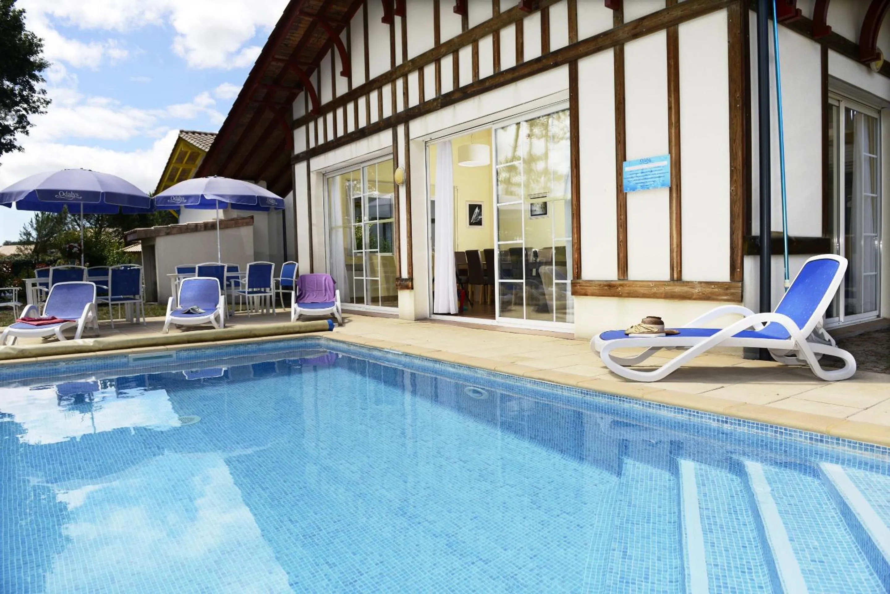 Swimming pool in Résidence Odalys Les Greens du Bassin