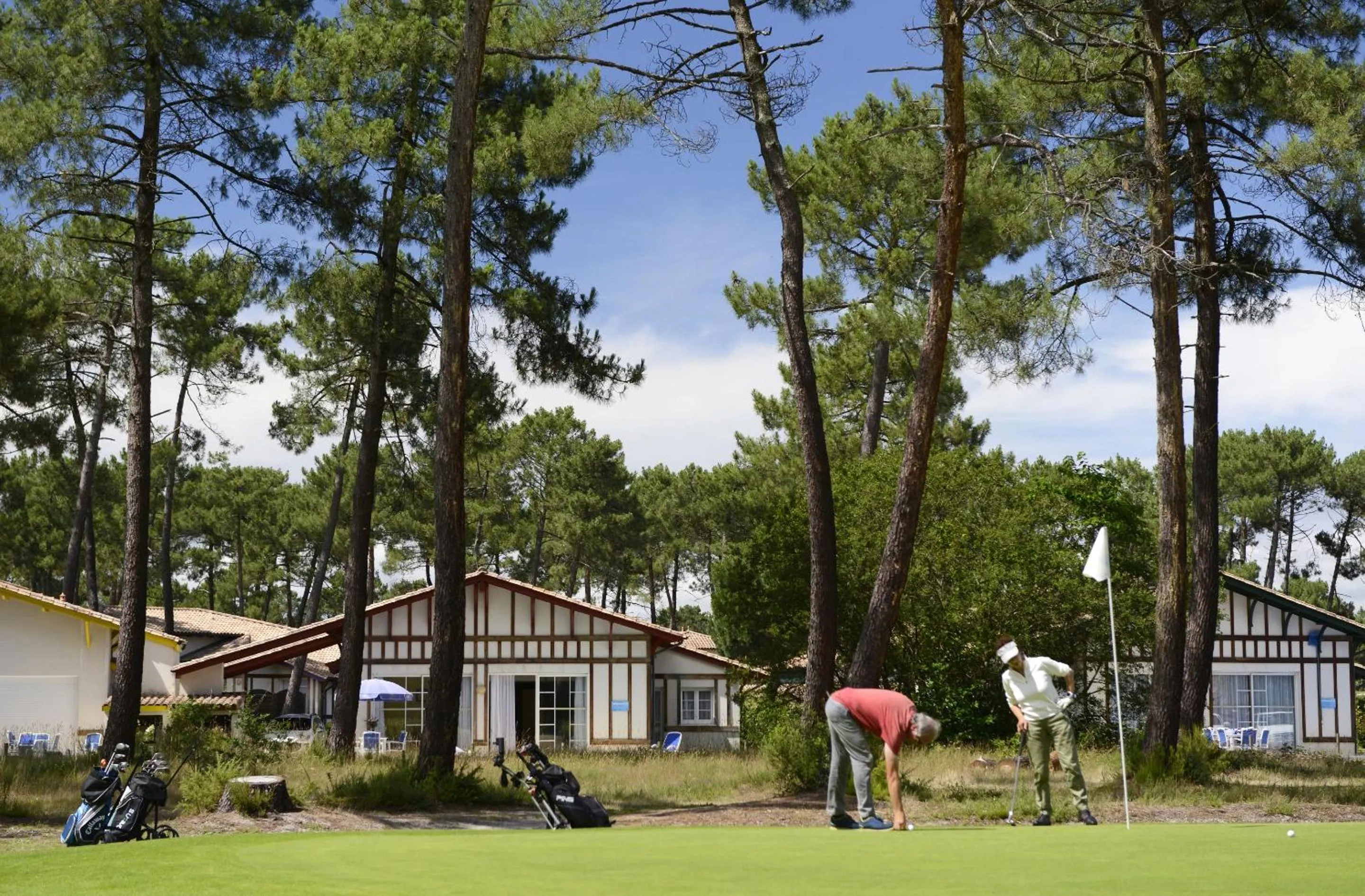 Facade/entrance in Résidence Odalys Les Greens du Bassin