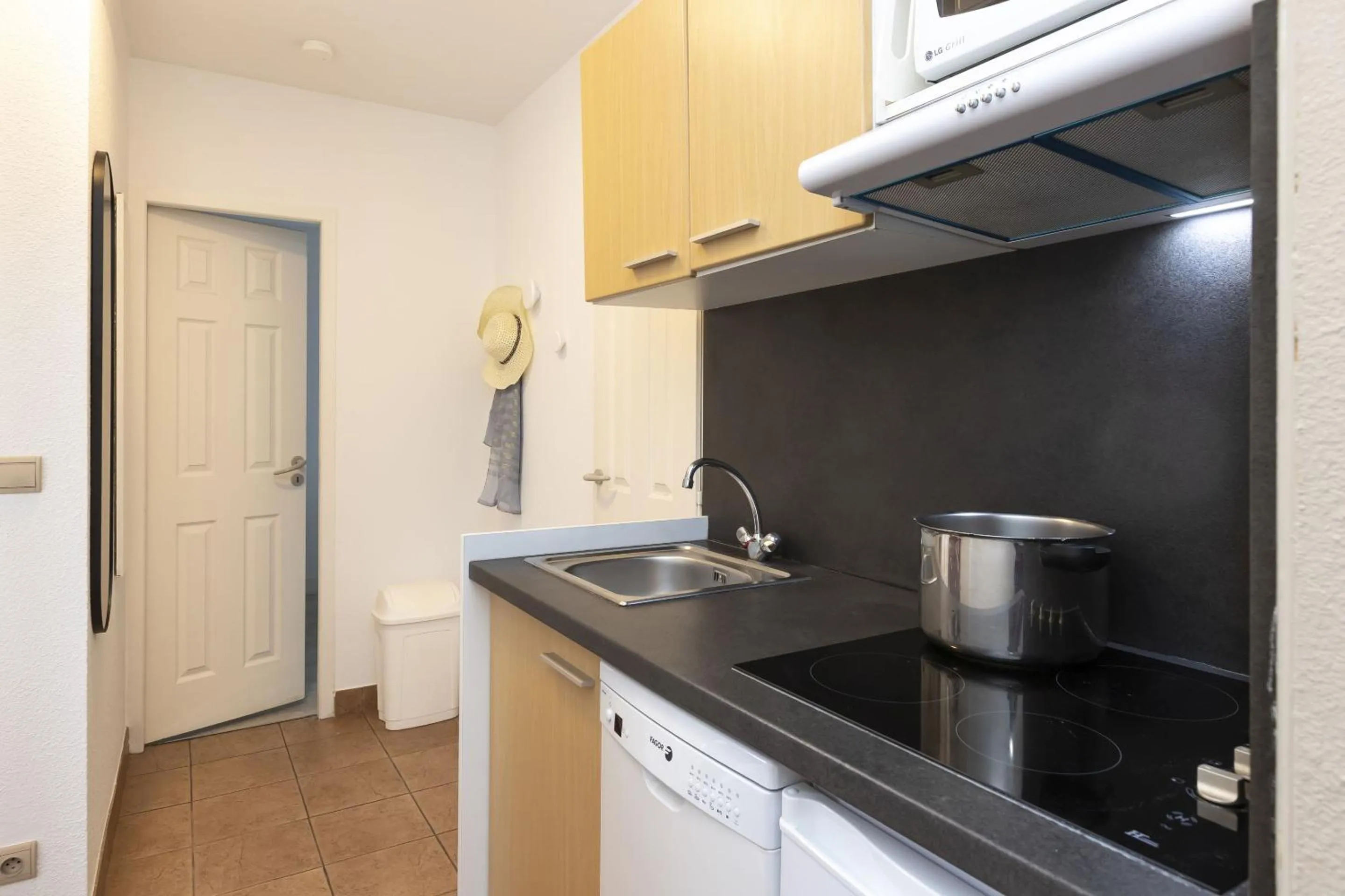 Kitchen or kitchenette in Résidence Odalys Les Greens du Bassin