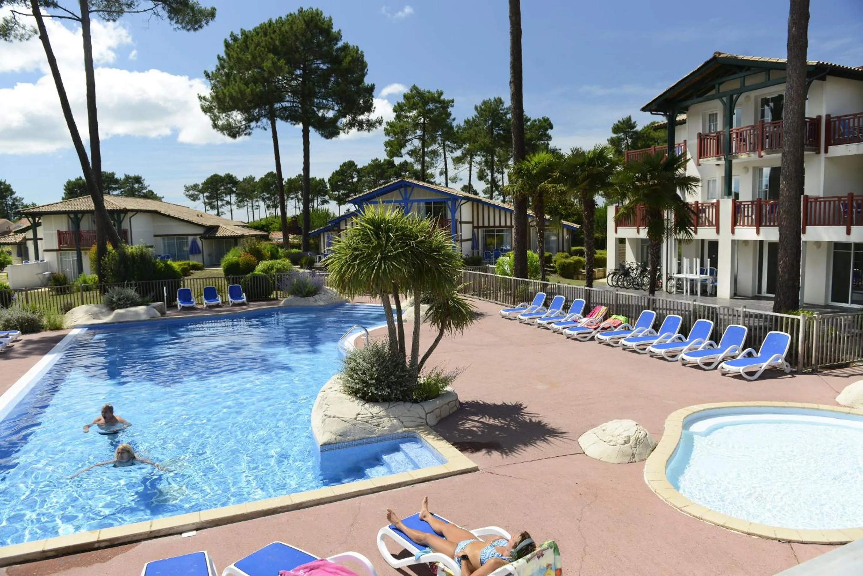 Swimming pool in Résidence Odalys Les Greens du Bassin