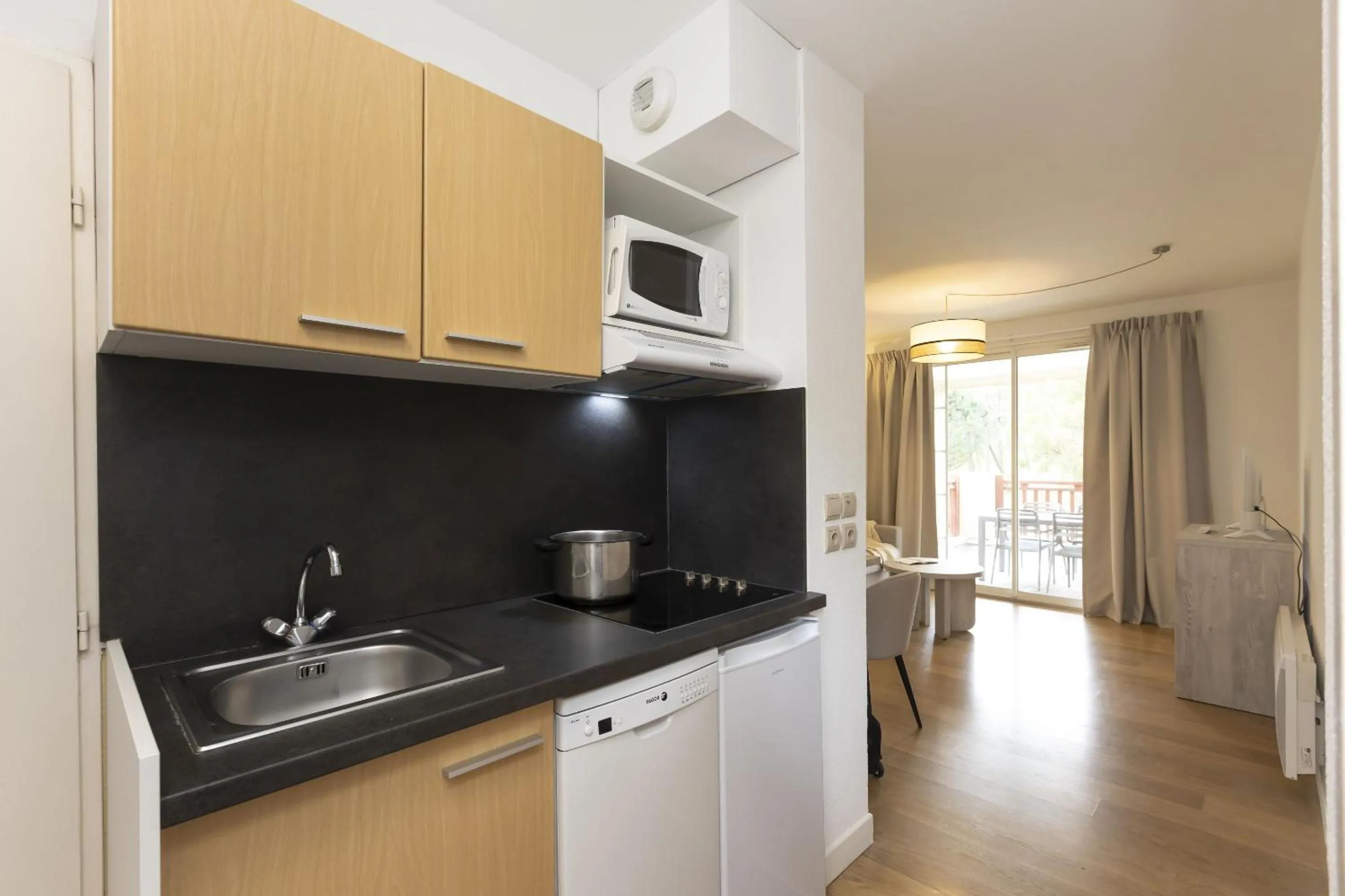 Kitchen or kitchenette in Résidence Odalys Les Greens du Bassin
