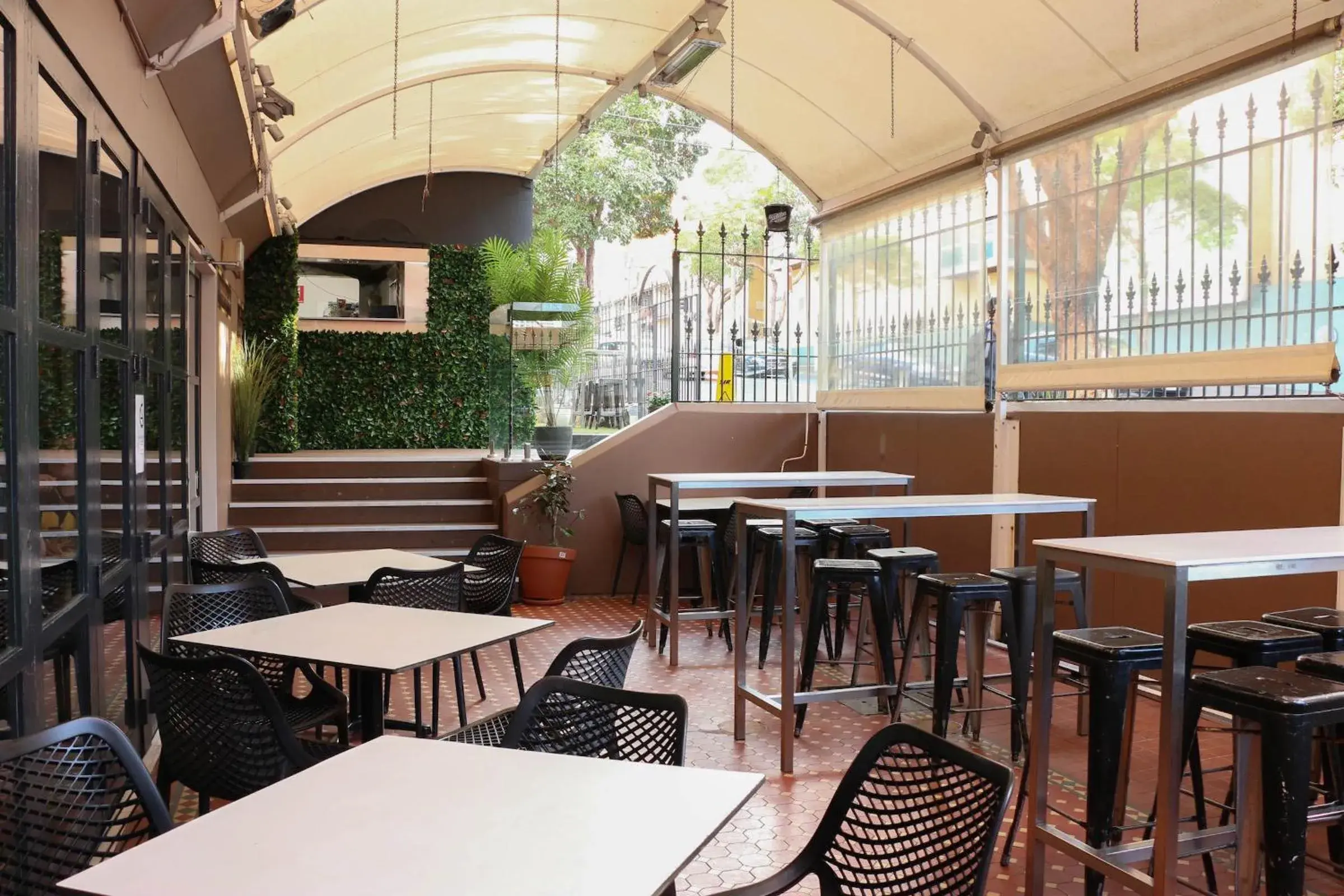 Lounge or bar in Glasgow Arms Hotel Ultimo Lounge or bar in Glasgow Arms Hotel Ultimo