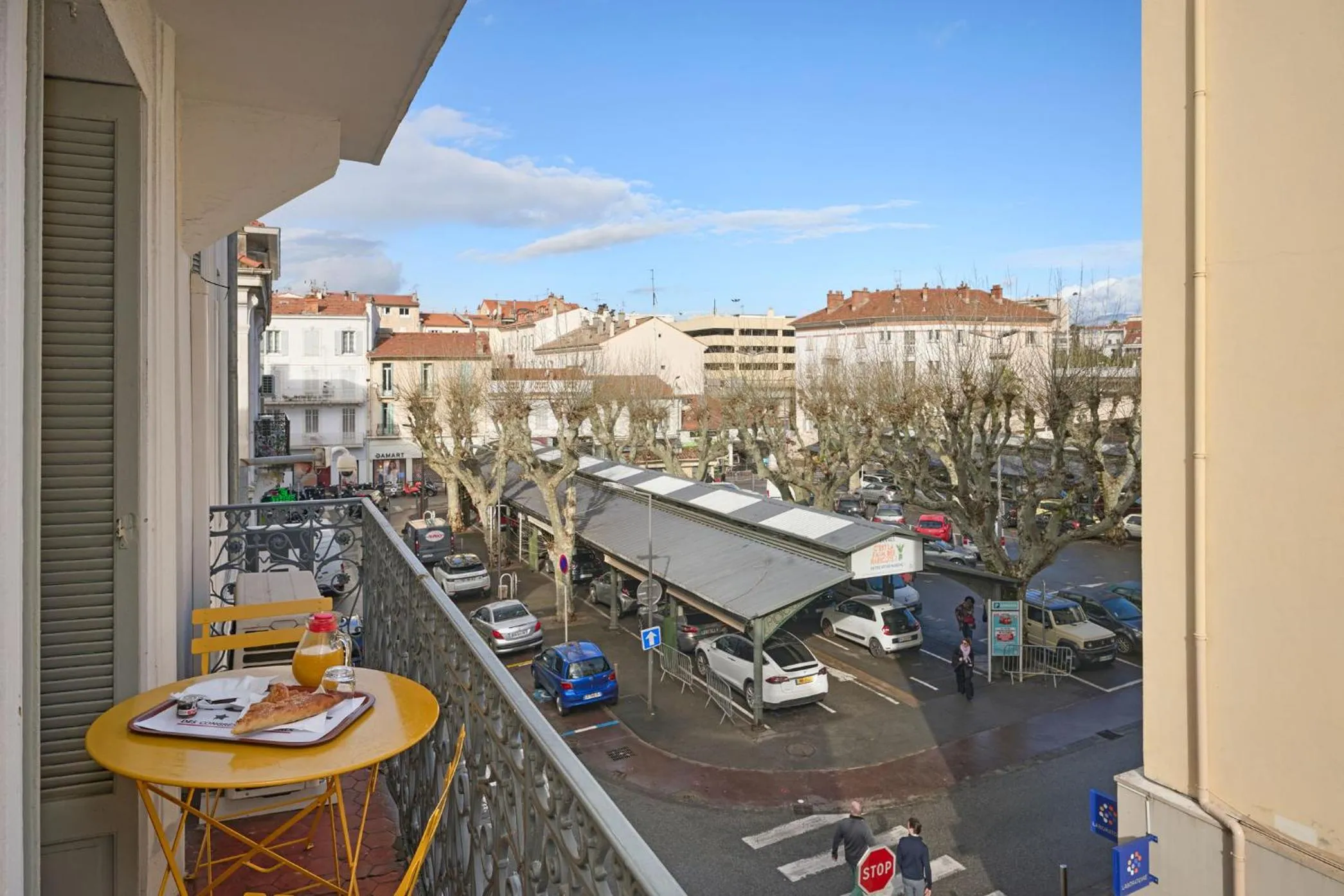Neighbourhood in Hotel des Congrès et Festivals