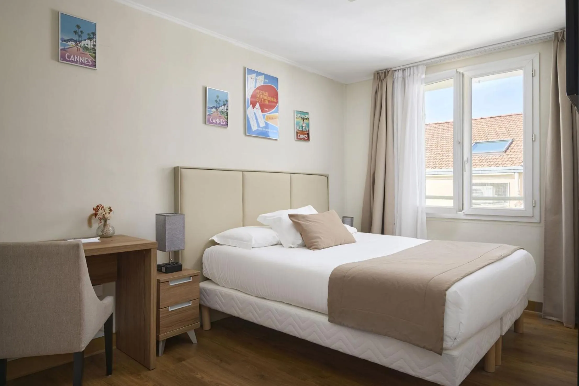 Bed in Hotel des Congrès et Festivals