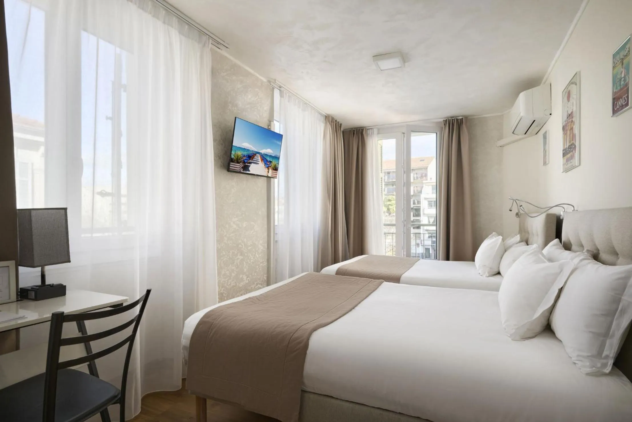 Bed in Hotel des Congrès et Festivals