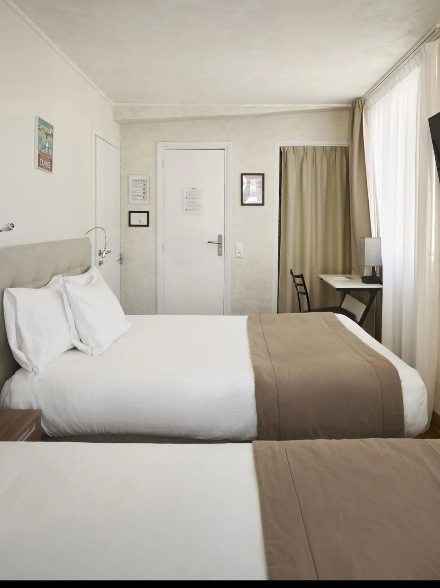 Bed in Hotel des Congrès et Festivals