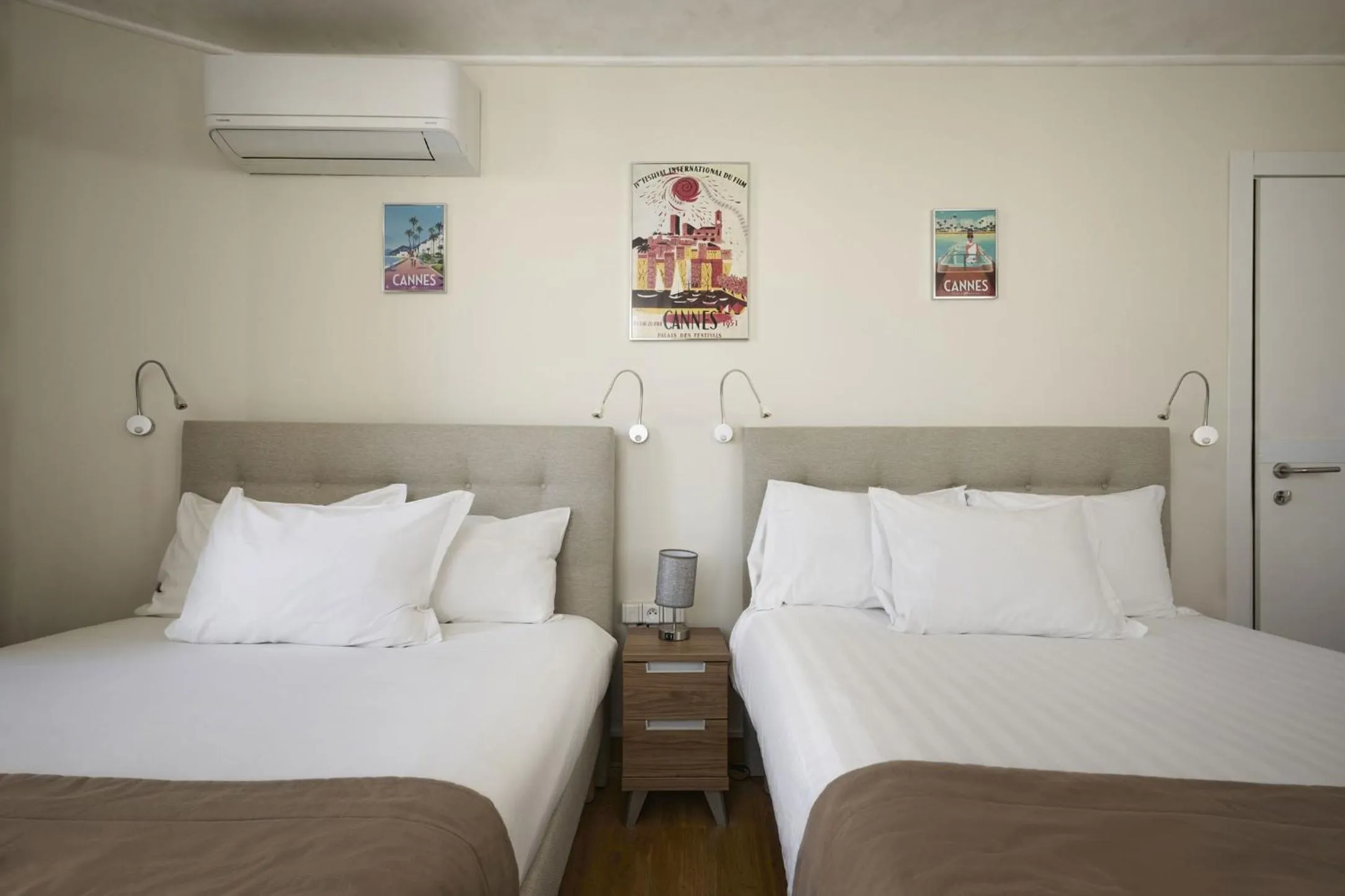 Bed in Hotel des Congrès et Festivals