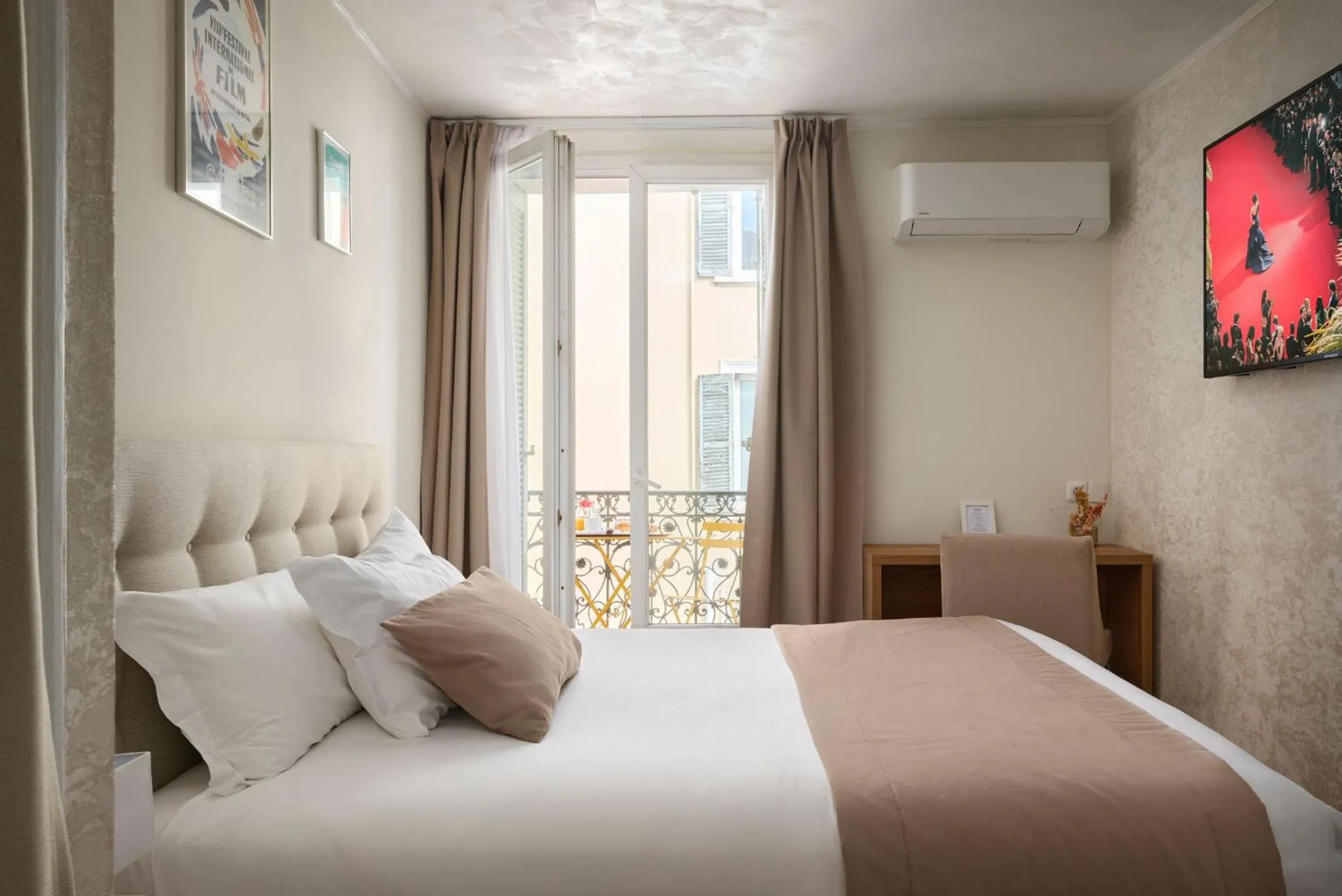 Bed in Hotel des Congrès et Festivals