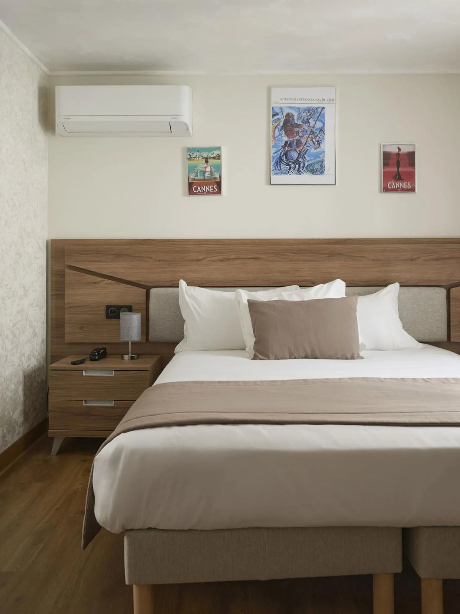 Bed in Hotel des Congrès et Festivals