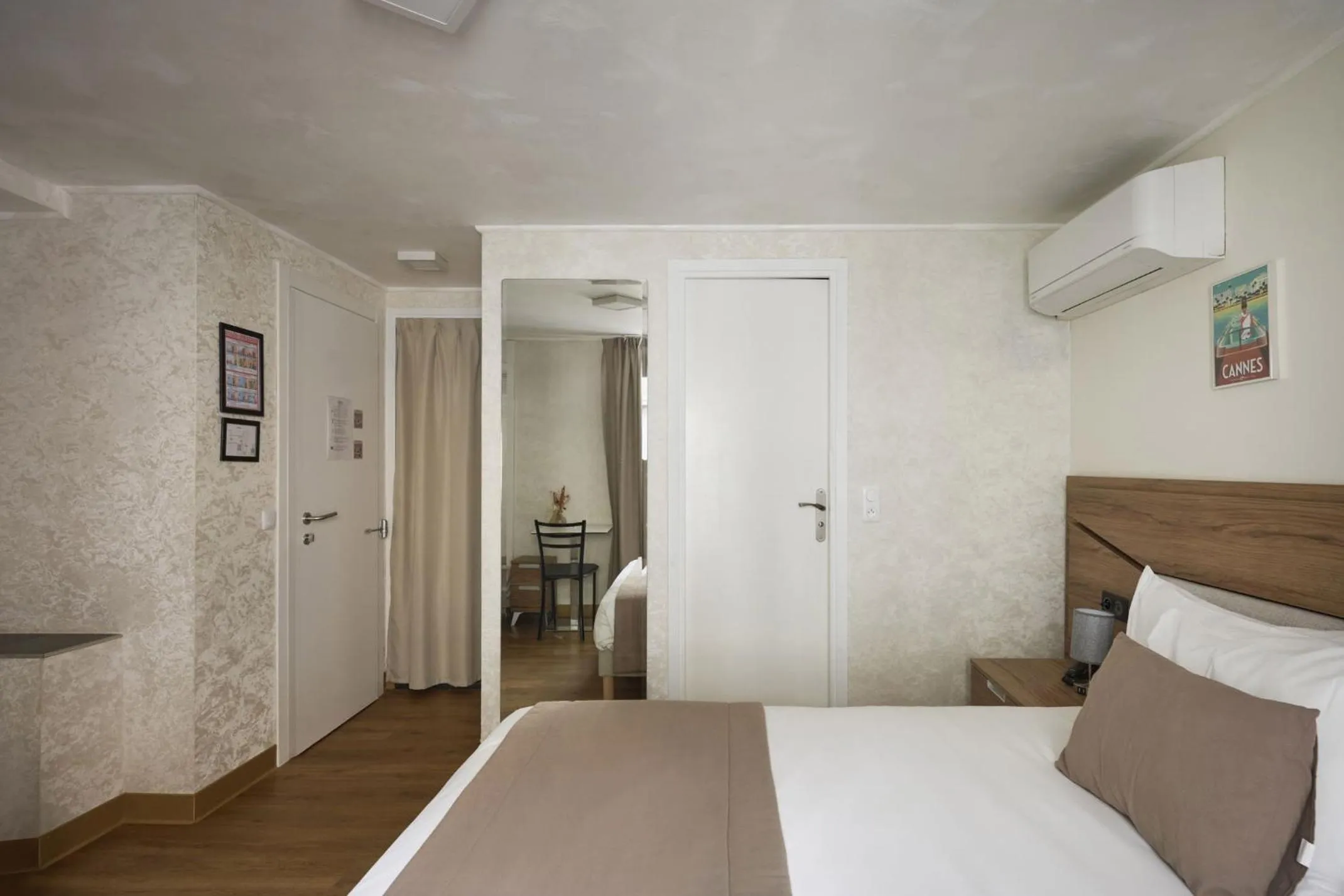 Bed in Hotel des Congrès et Festivals