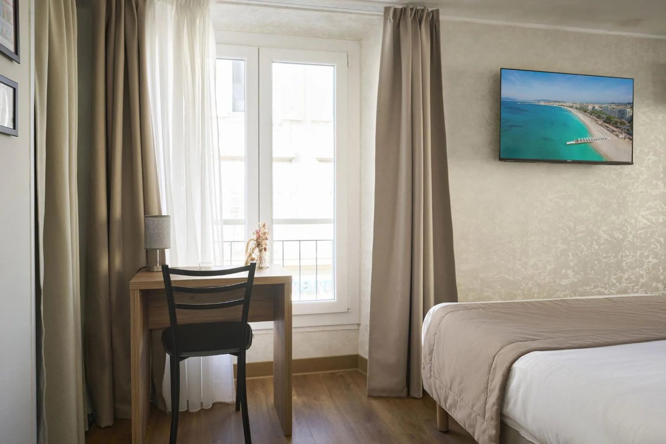 Bed in Hotel des Congrès et Festivals