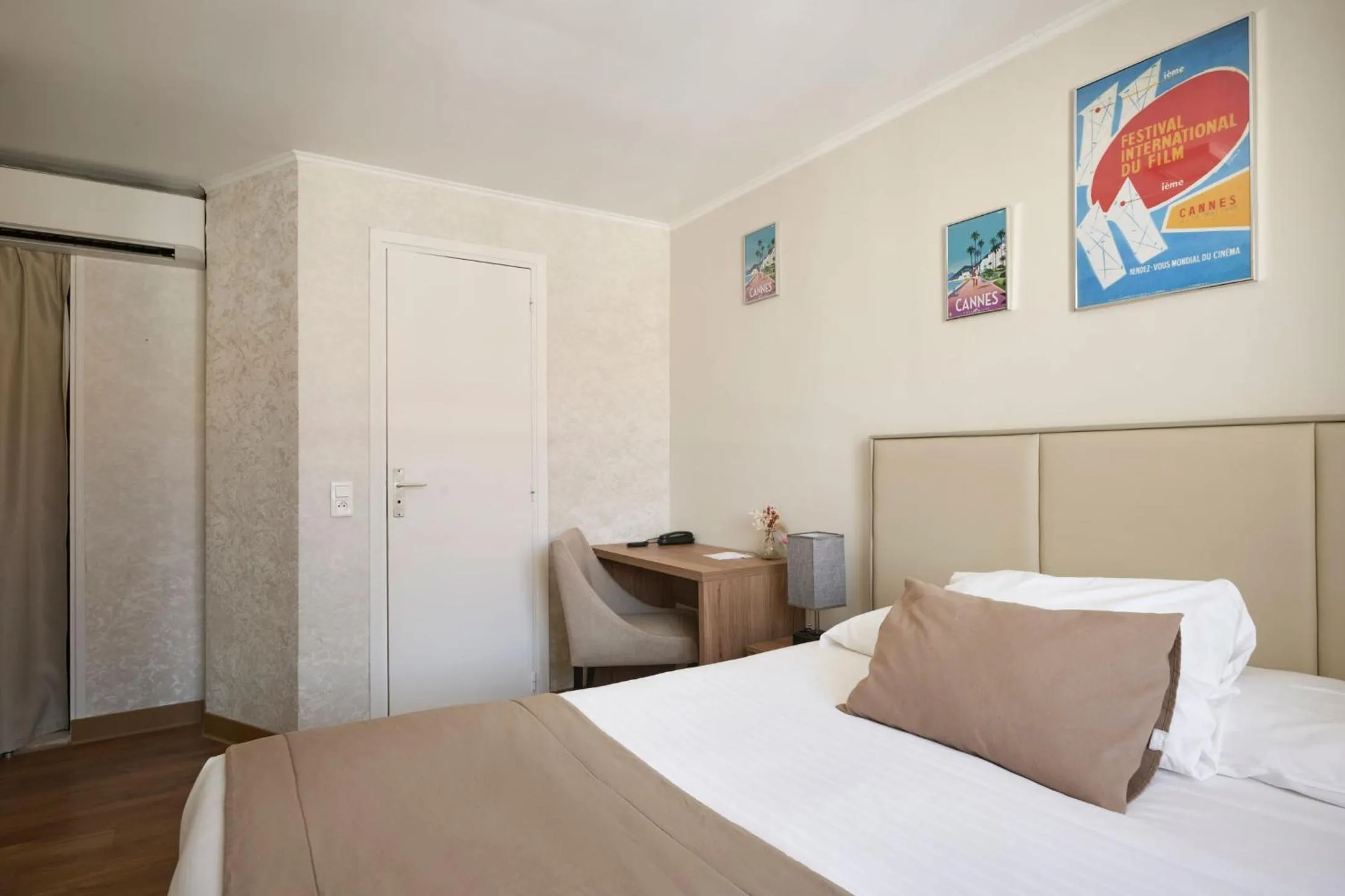 Bed in Hotel des Congrès et Festivals