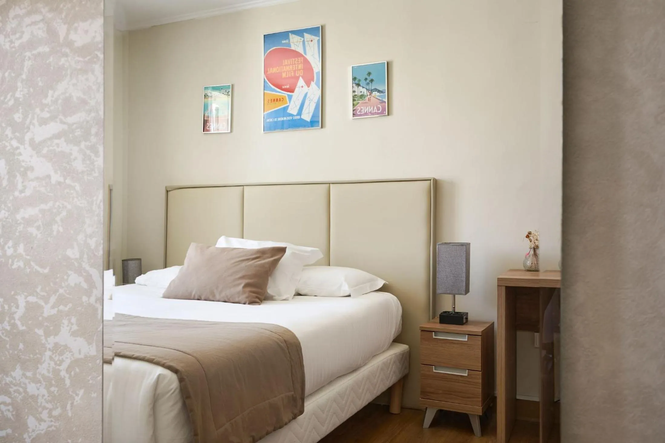 Bed in Hotel des Congrès et Festivals