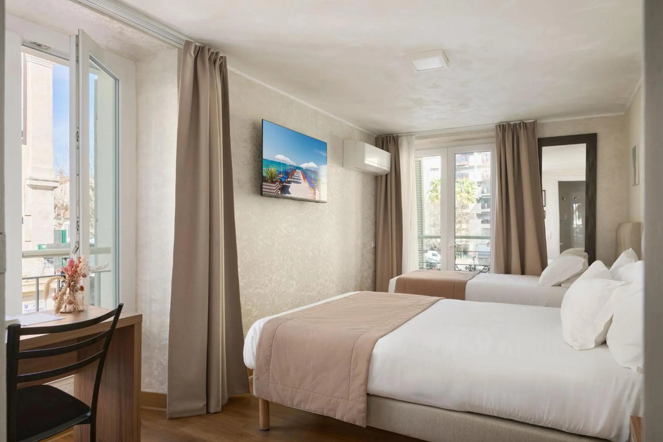 Bed in Hotel des Congrès et Festivals