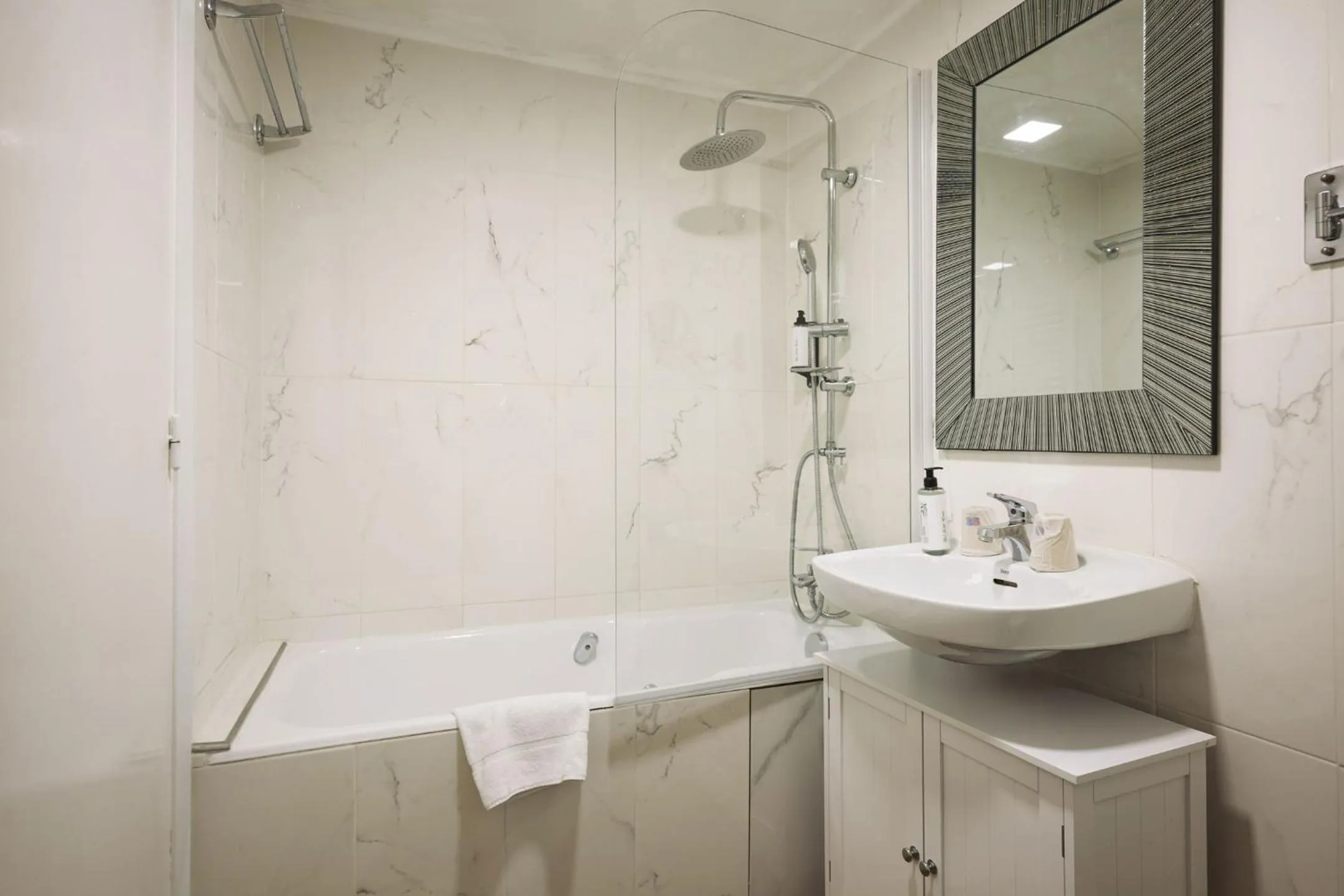 Shower in Hotel des Congrès et Festivals